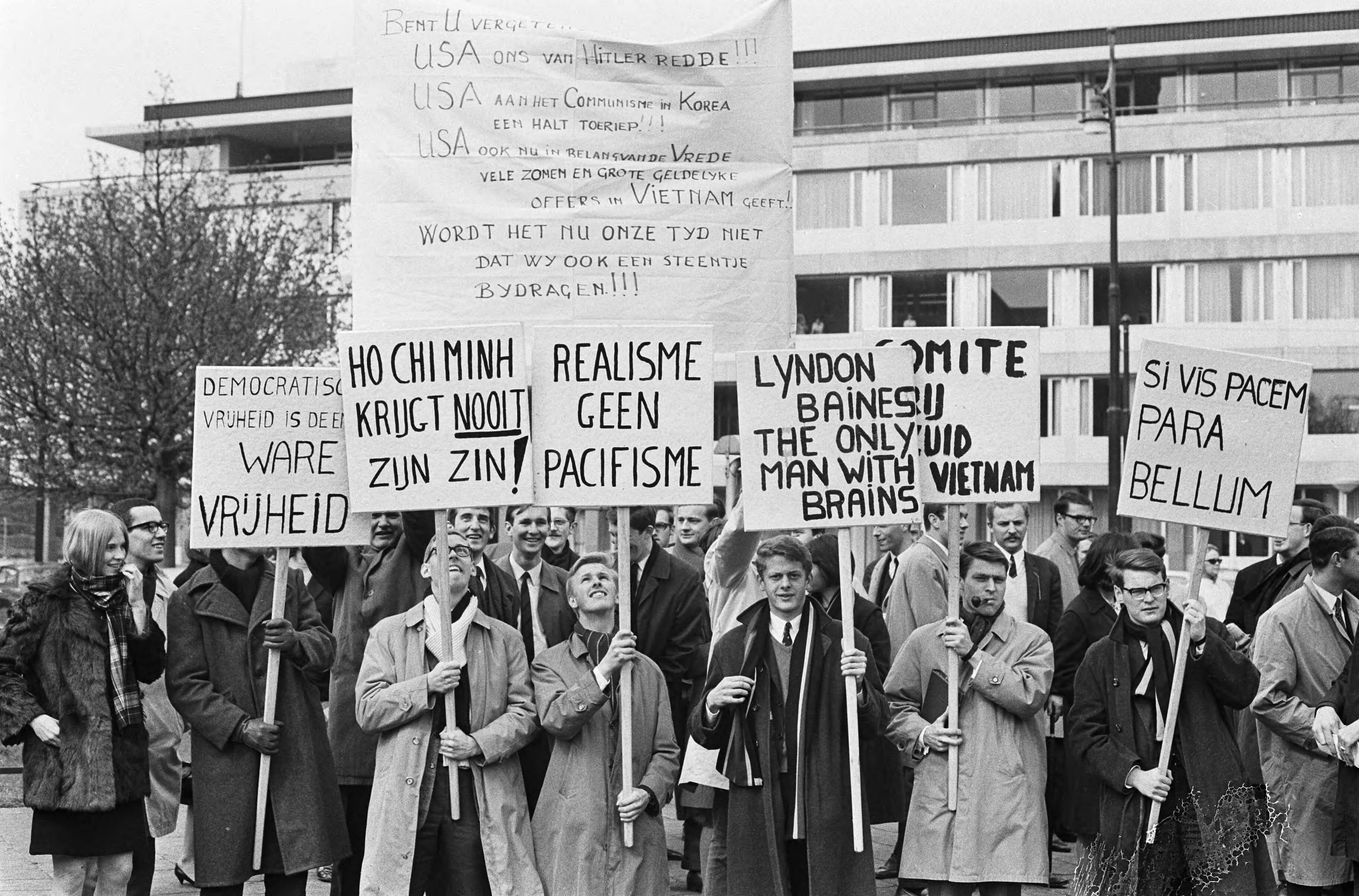 Fotocollectie Anefo — Pro-Vietnam demonstratie in Den Haag, studenten met borden op weg naar de ambassade. — Foto: Kroon, Ron / Anefo. Licentie: Set B: Rechtenvrij / Publiek Domein. Bron: Nationaal Archief. http://hdl.handle.net/10648/ab161206-d0b4-102d-bcf8-003048976d84