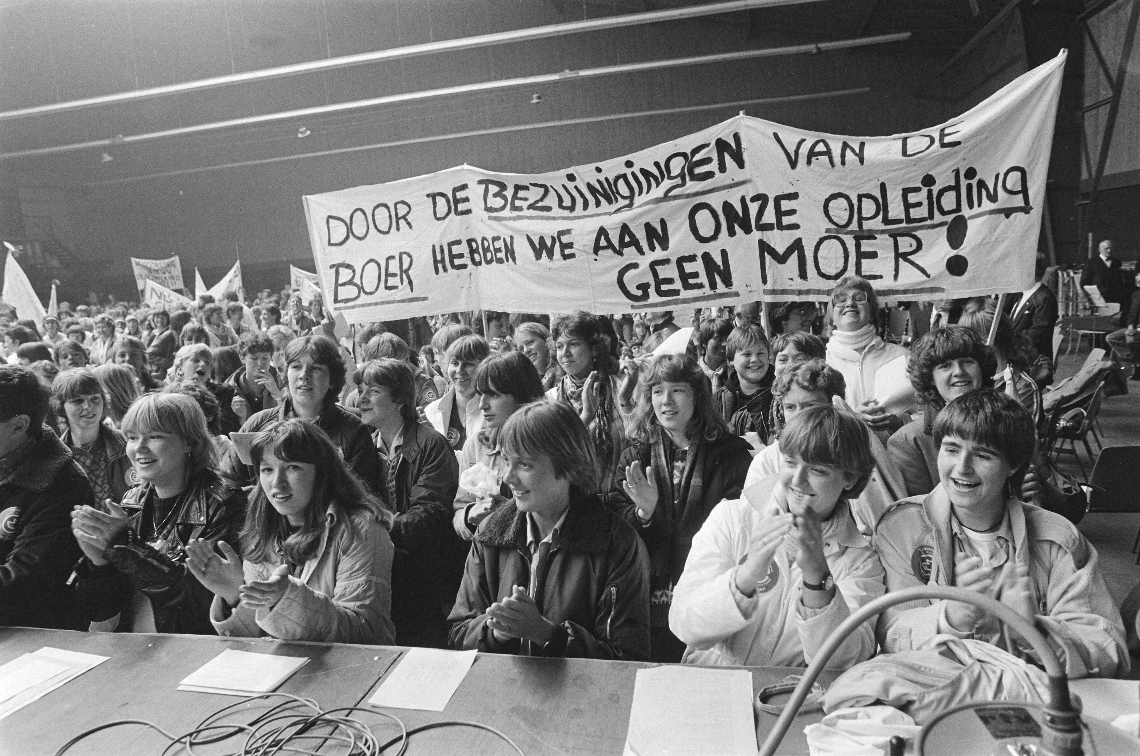Fotocollectie Anefo — Manifestatie in Den Haag tegen bezuiniging in de gezinsverzorging in Houtrusthallen. Overzichten van de manifestatie — Foto: Dijk, Hans van / Anefo. Licentie: Set B: Rechtenvrij / Publiek Domein. Bron: Nationaal Archief. http://hdl.handle.net/10648/ad15ff1c-d0b4-102d-bcf8-003048976d84