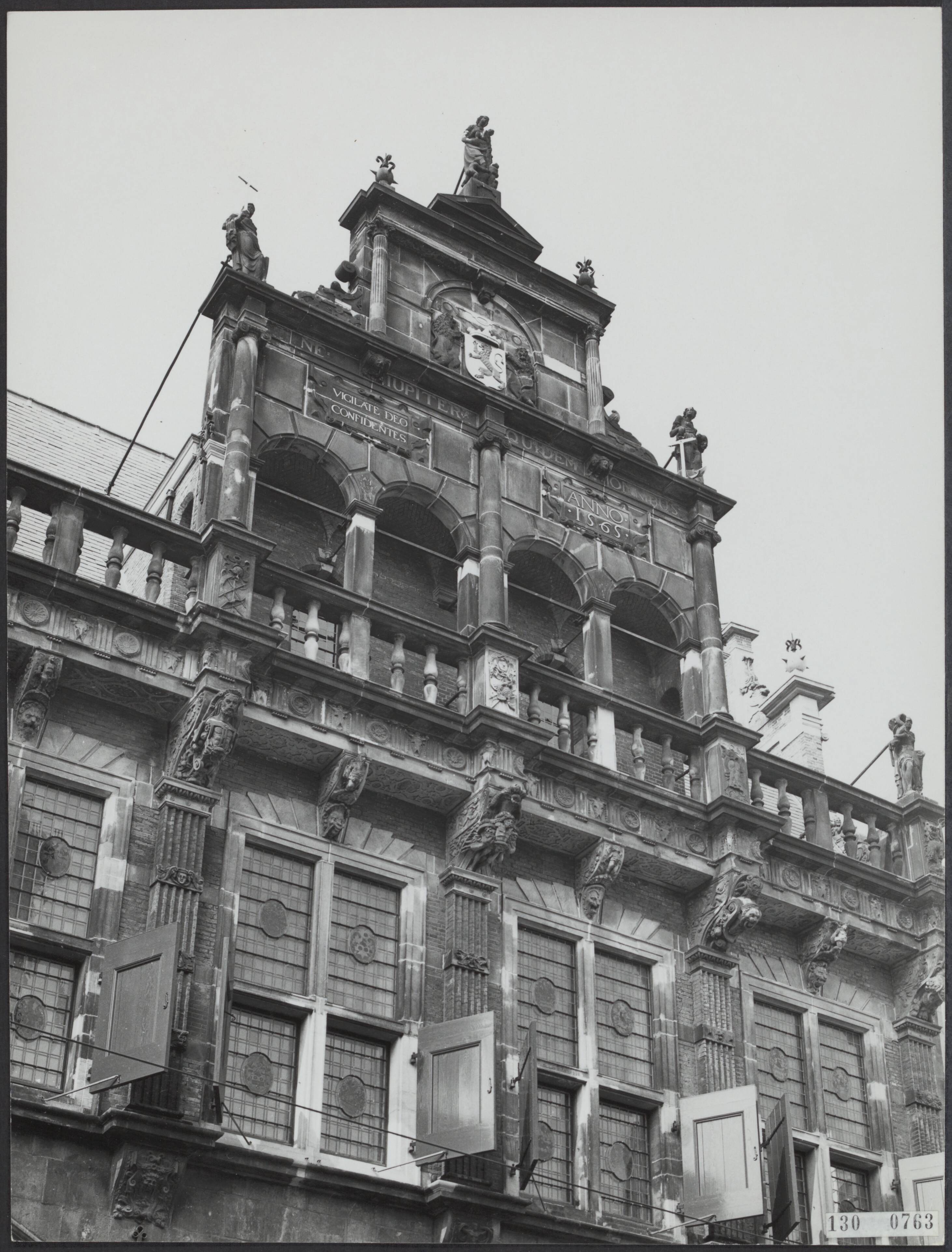 Fotocollectie Rijksvoorlichtingsdienst Eigen — [Geveltop van het Haagse stadhuis aan de Groenmarkt met de spreuk "Ne Jupiter Quidem Omnibus" (Ook Jupiter kan het niet iedereen naar de zin maken)] — Foto: Fotodienst Gemeente Den Haag. Licentie: Set B: Rechtenvrij / Publiek Domein. Bron: Nationaal Archief. http://hdl.handle.net/10648/af4be936-d0b4-102d-bcf8-003048976d84