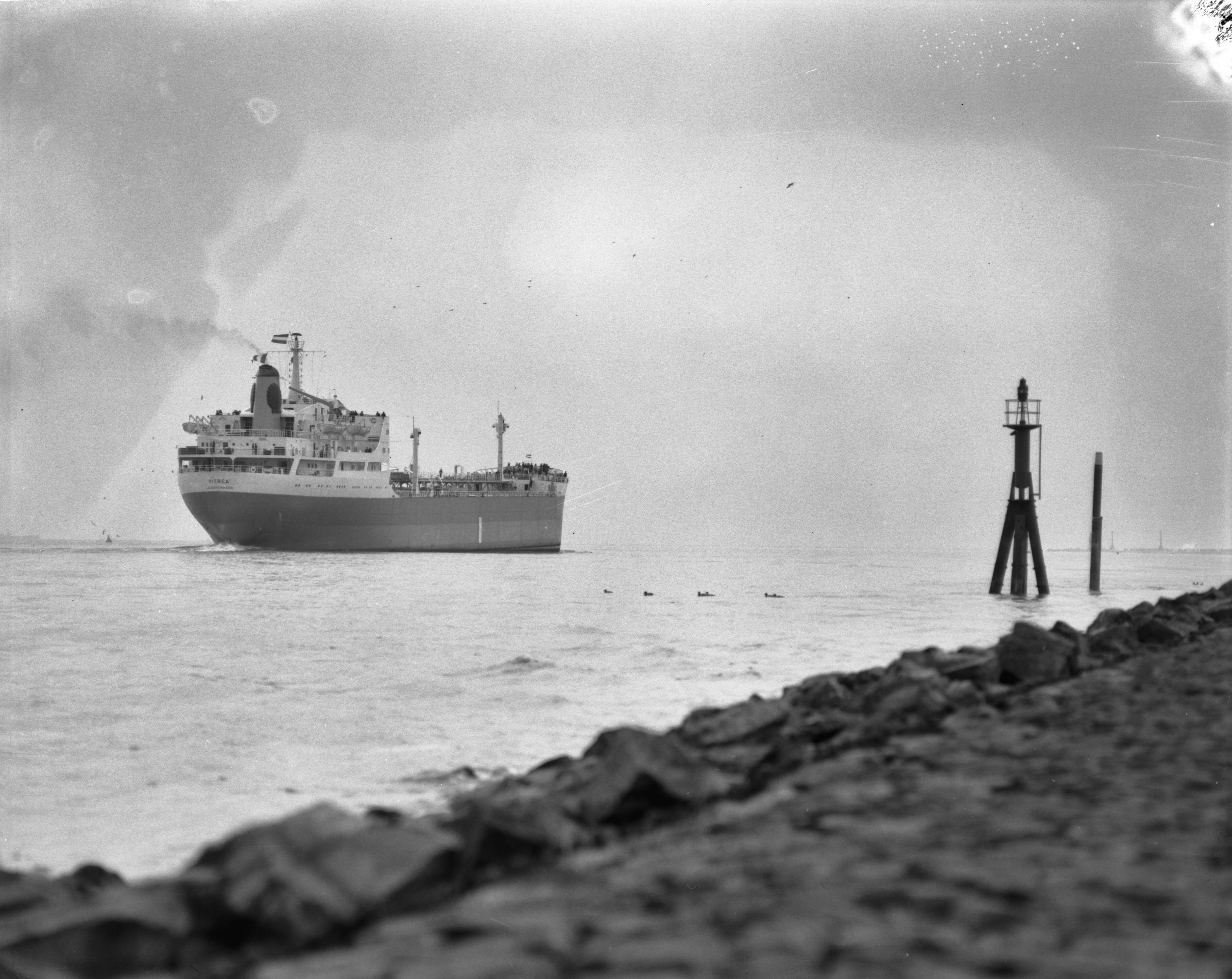 Fotocollectie Anefo — Opdracht Vaderland Den Haag Shell-tankers — Foto: Koch, Eric / Anefo. Licentie: Set B: Rechtenvrij / Publiek Domein. Bron: Nationaal Archief. http://hdl.handle.net/10648/a9fe9dde-d0b4-102d-bcf8-003048976d84