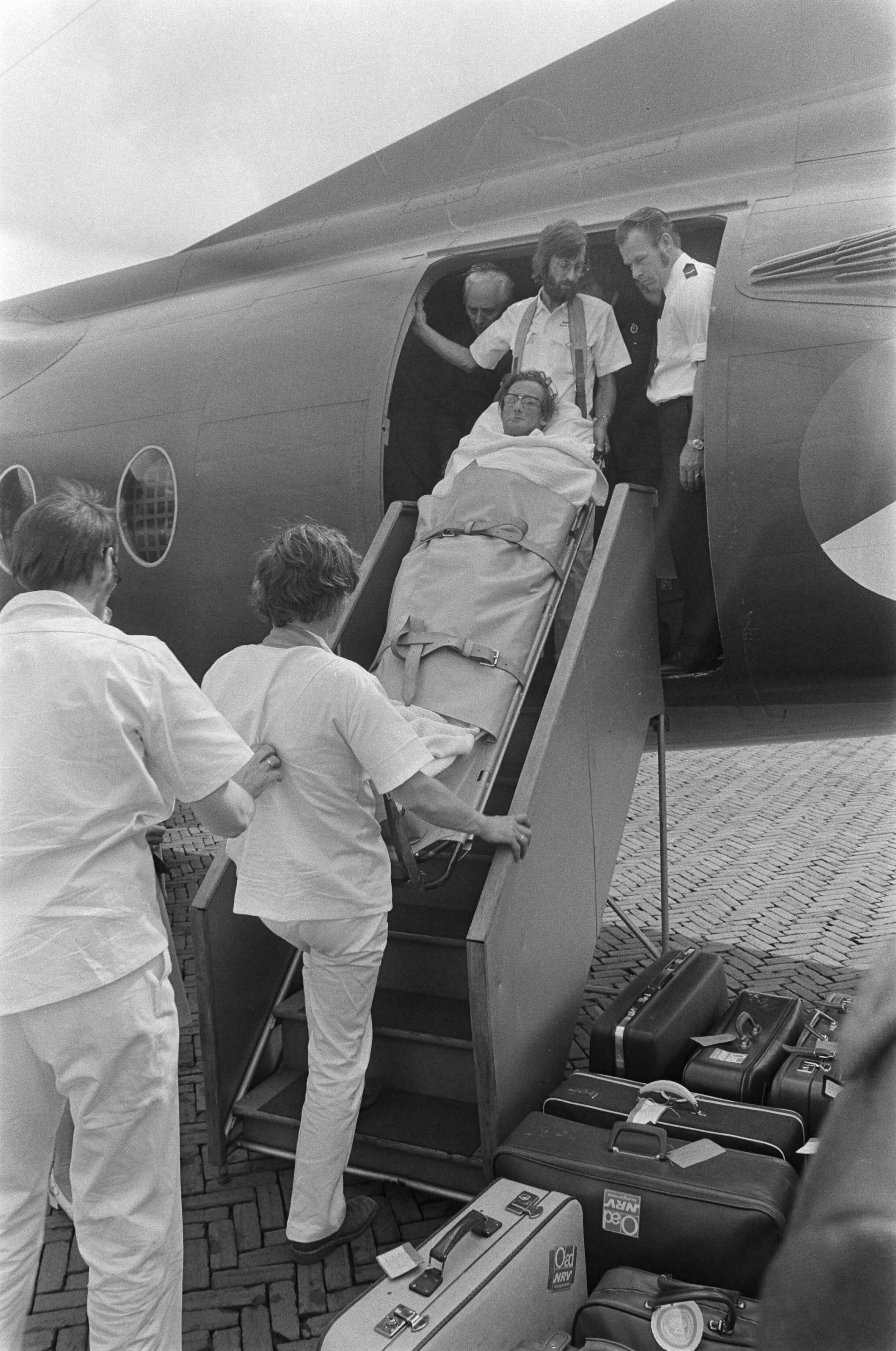 Fotocollectie Anefo — Gewonden van busramp in Joegoslavie komen aan op Soesterberg licht gewonde man zoekt bagage uit — Foto: Croes, Rob C. / Anefo. Licentie: Set B: Rechtenvrij / Publiek Domein. Bron: Nationaal Archief. http://hdl.handle.net/10648/ac4ede6e-d0b4-102d-bcf8-003048976d84