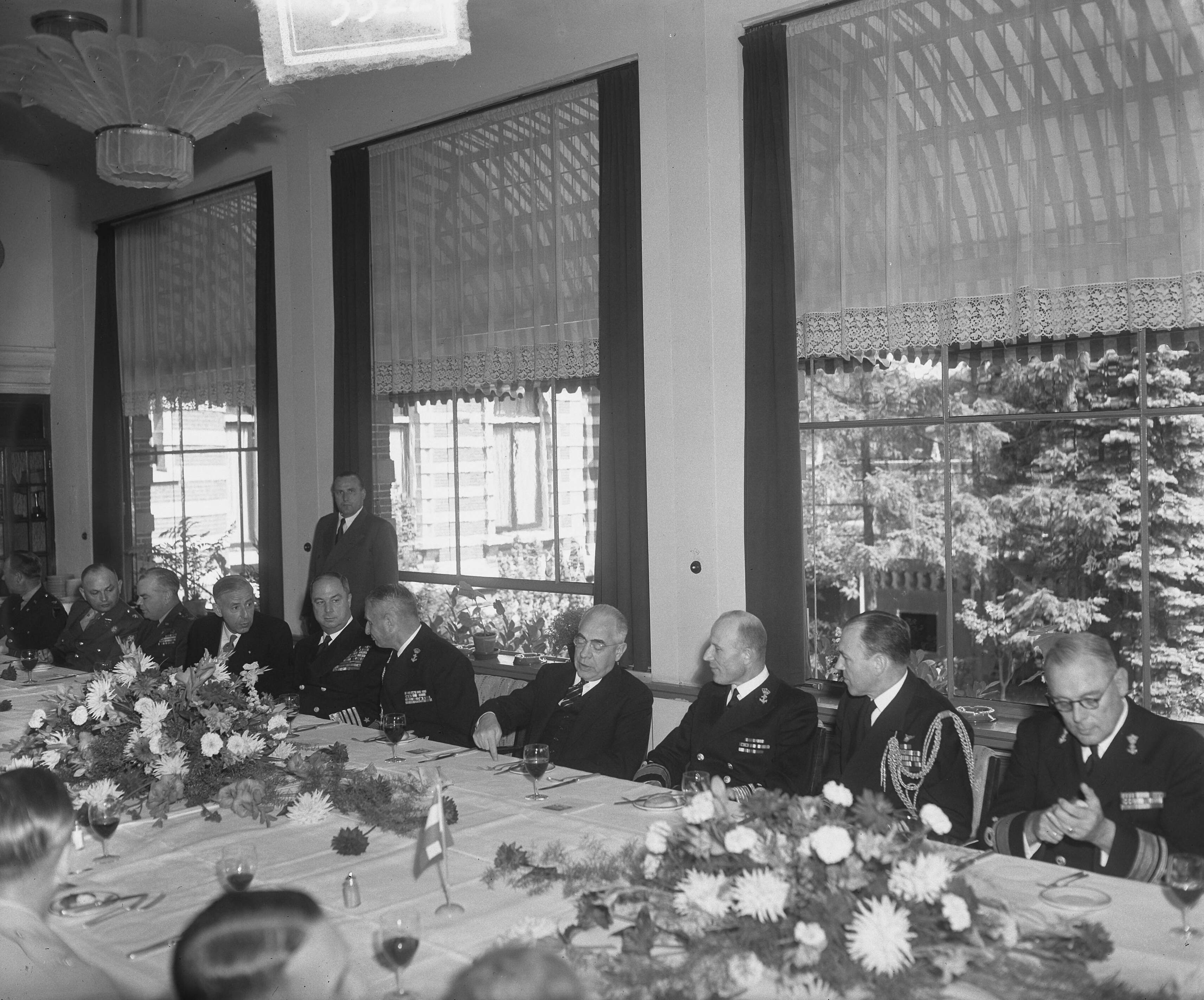 Fotocollectie Anefo — Lunch Kasteel Oud Wassenaar. Bezoek Admiraal Conolly — Foto: Merk, Ben / Anefo. Licentie: Set B: Rechtenvrij / Publiek Domein. Bron: Nationaal Archief. http://hdl.handle.net/10648/a8cbc356-d0b4-102d-bcf8-003048976d84