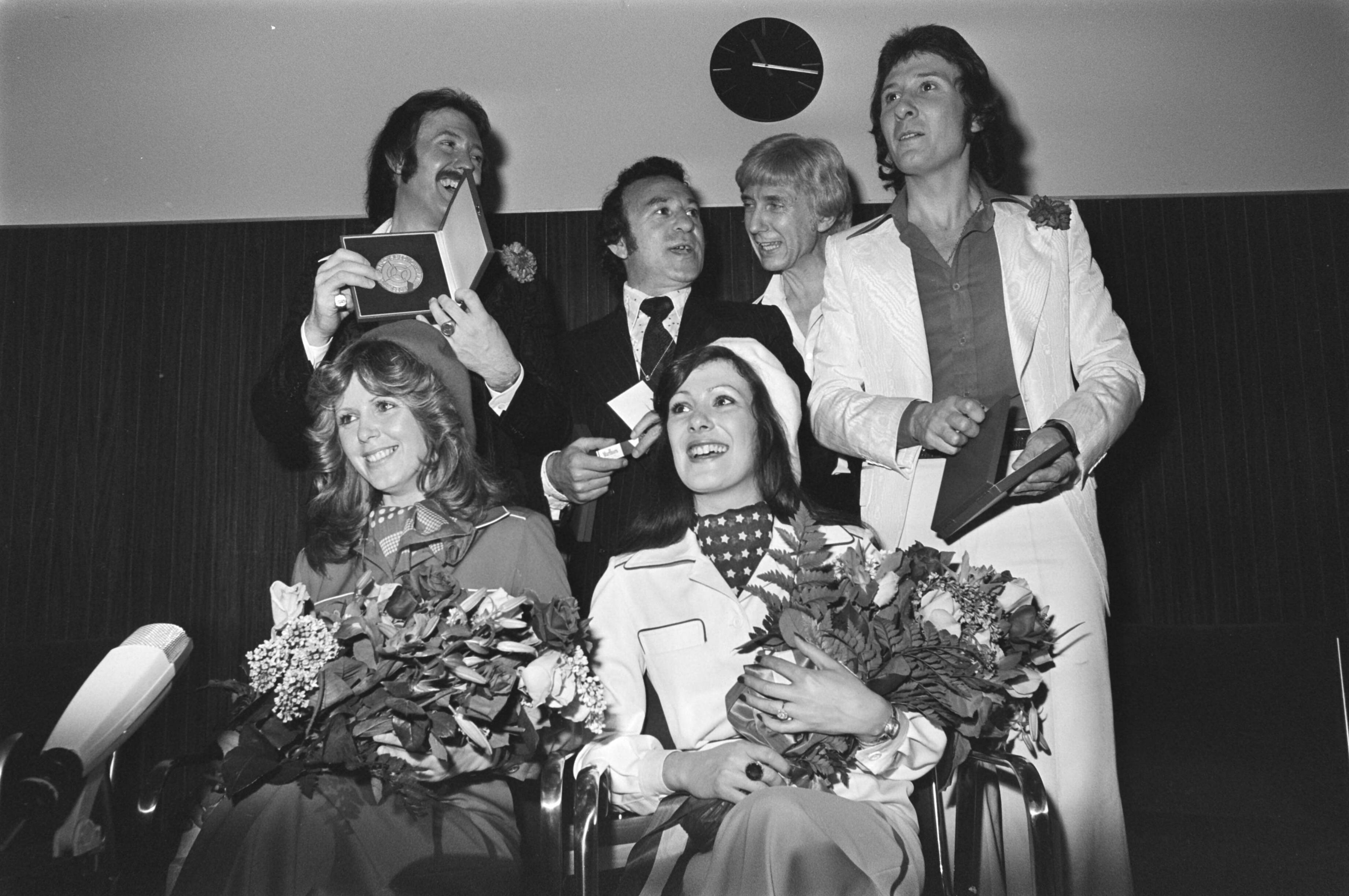Fotocollectie Anefo — Eurovisie Songfestival 76 Den Haag ; Brotherhood of Man (Engeland) in de bloemen — Foto: Mieremet, Rob / Anefo. Licentie: Set B: Rechtenvrij / Publiek Domein. Bron: Nationaal Archief. http://hdl.handle.net/10648/ac80a822-d0b4-102d-bcf8-003048976d84
