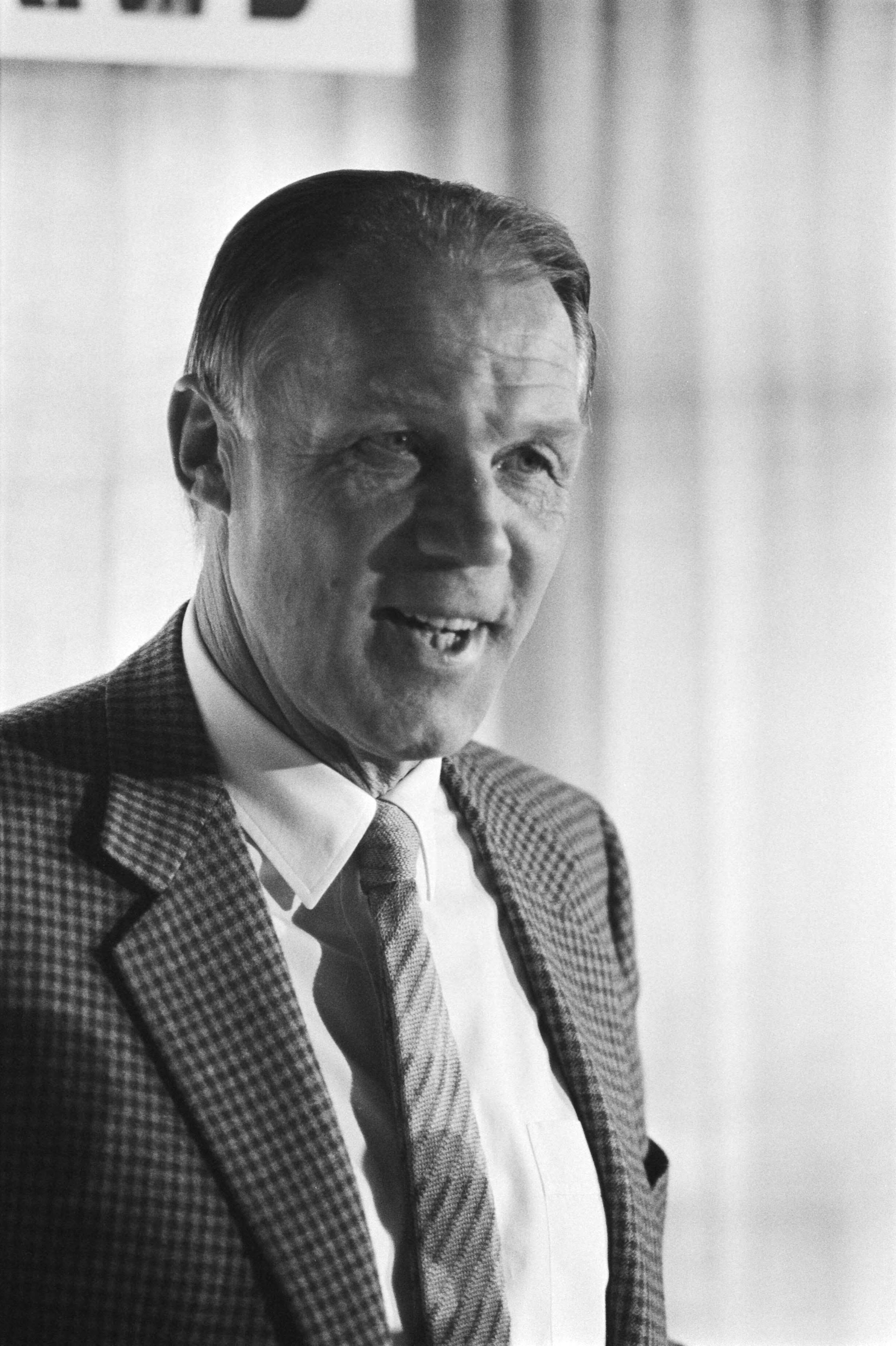 Fotocollectie Anefo — Zeist, Rinus Michels tekent contract als technisch coordinator bij de KNVB; Rinus Michels tijdens toespraak close — Foto: Antonisse, Marcel / Anefo. Licentie: Set B: Rechtenvrij / Publiek Domein. Bron: Nationaal Archief. http://hdl.handle.net/10648/ad38b836-d0b4-102d-bcf8-003048976d84