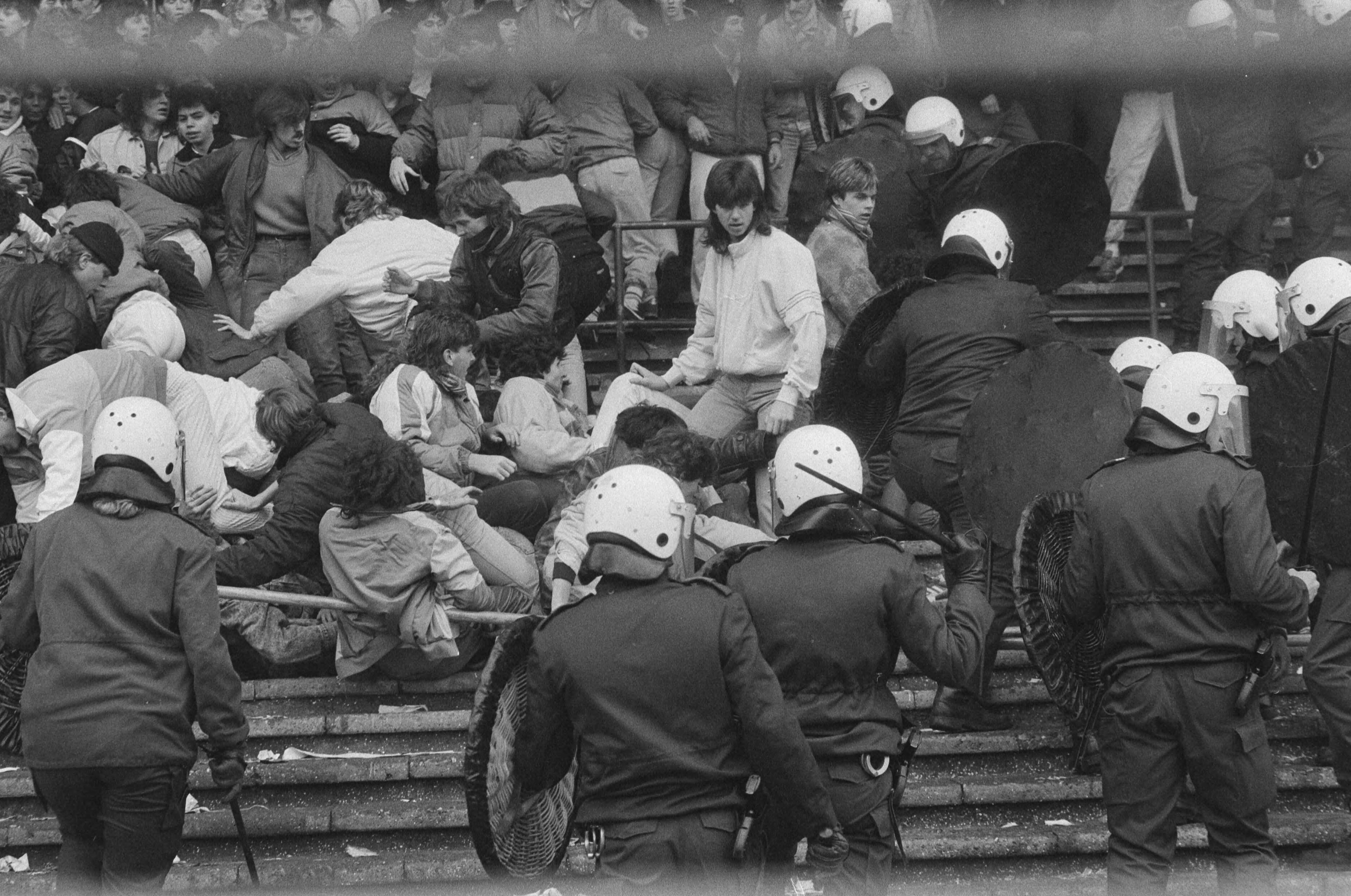 Fotocollectie Anefo — Supportersrellen tijdens Den Haag tegen Ajax in Den Haag ; ME komt tribunes op — Foto: Molendijk, Bart / Anefo. Licentie: Set B: Rechtenvrij / Publiek Domein. Bron: Nationaal Archief. http://hdl.handle.net/10648/ad5d5a6a-d0b4-102d-bcf8-003048976d84