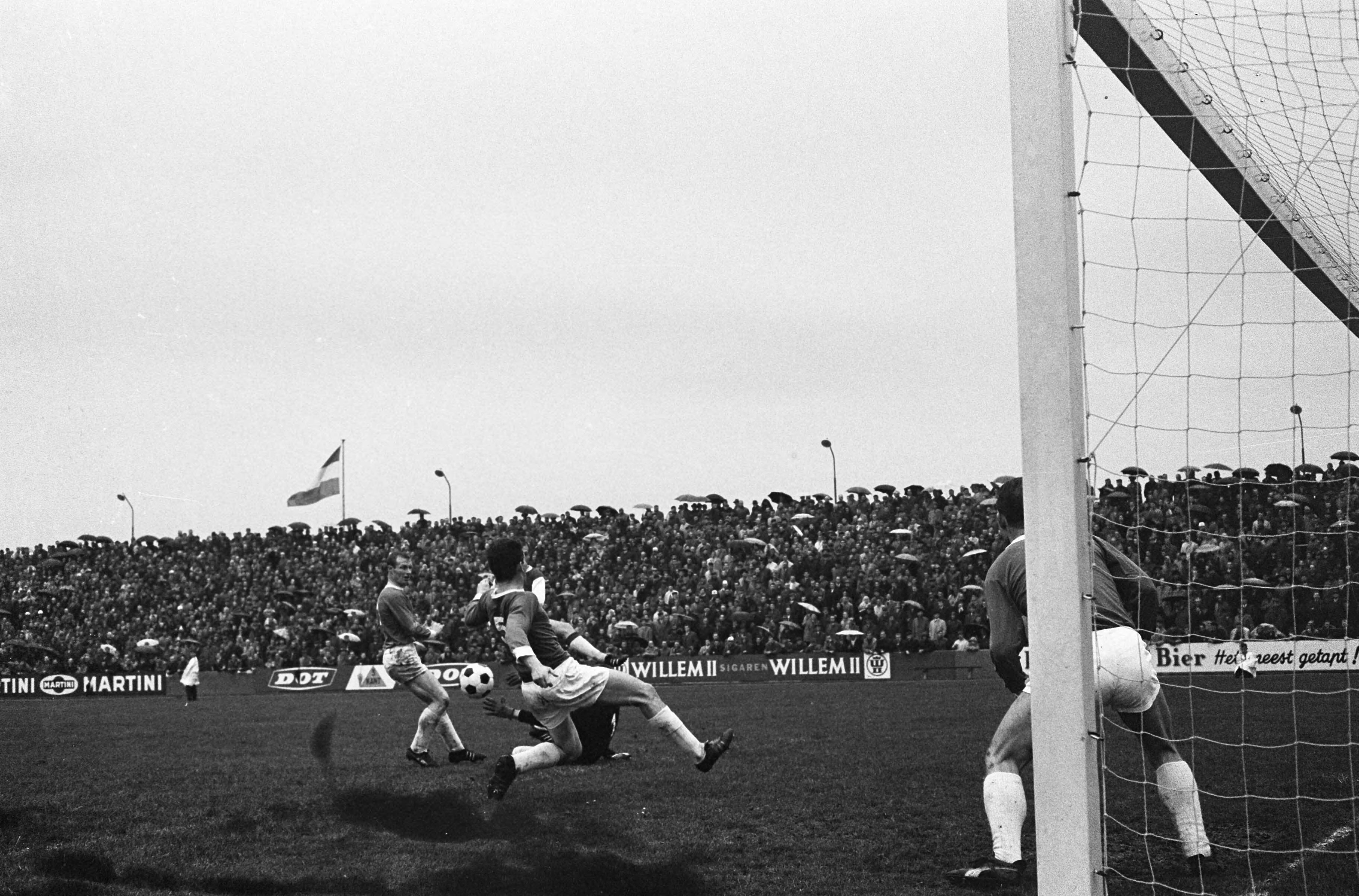 Fotocollectie Anefo — Voetbal. MVV tegen Ajax 2-2. Spelmoment voor het doel van MVV — Foto: Pot, Harry / Anefo. Licentie: Set B: Rechtenvrij / Publiek Domein. Bron: Nationaal Archief. http://hdl.handle.net/10648/aa4d9a1a-d0b4-102d-bcf8-003048976d84