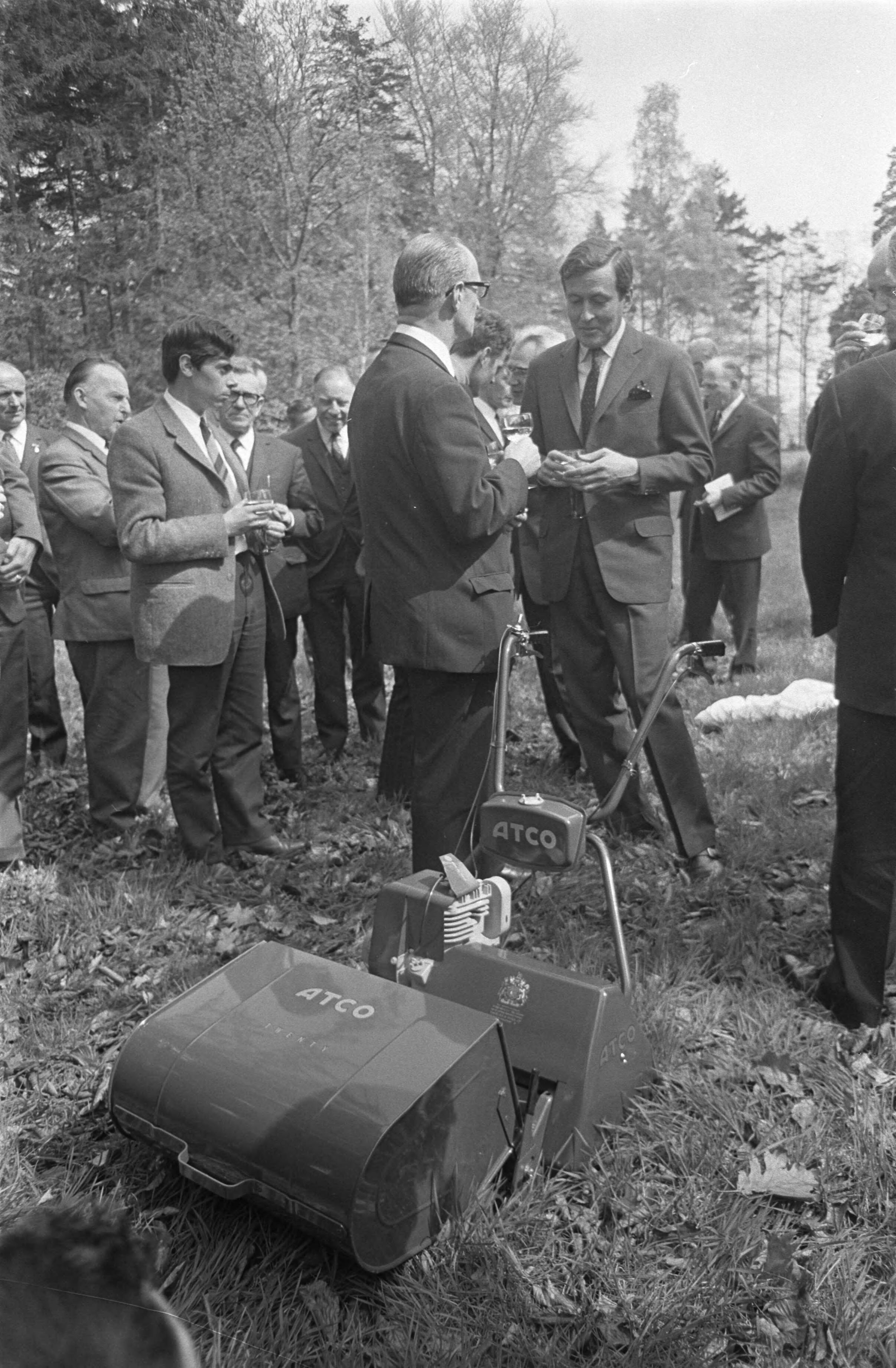Fotocollectie Anefo — HKH Prins Claus opent de 22e "Werktuigendagen" te Liempde Prins Claus tijdens rondgang — Foto: Mieremet, Rob / Anefo. Licentie: Set B: Rechtenvrij / Publiek Domein. Bron: Nationaal Archief. http://hdl.handle.net/10648/ab683af4-d0b4-102d-bcf8-003048976d84