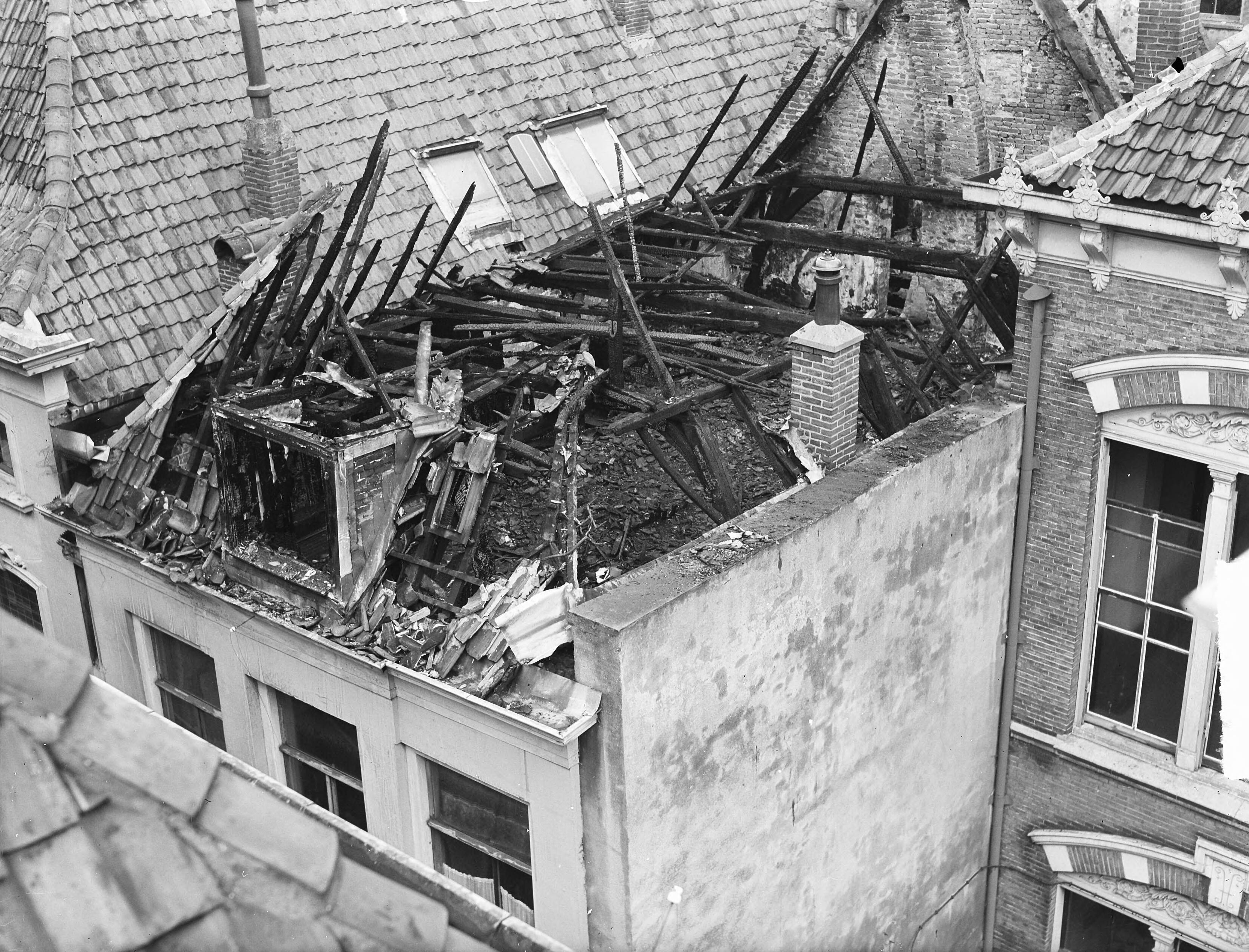 Fotocollectie Anefo — Brand te Deventer, 6 doden en 2 gewonden. Overzicht — Foto: Zeylemaker, Co / Anefo. Licentie: Set B: Rechtenvrij / Publiek Domein. Bron: Nationaal Archief. http://hdl.handle.net/10648/a8c0b2c2-d0b4-102d-bcf8-003048976d84