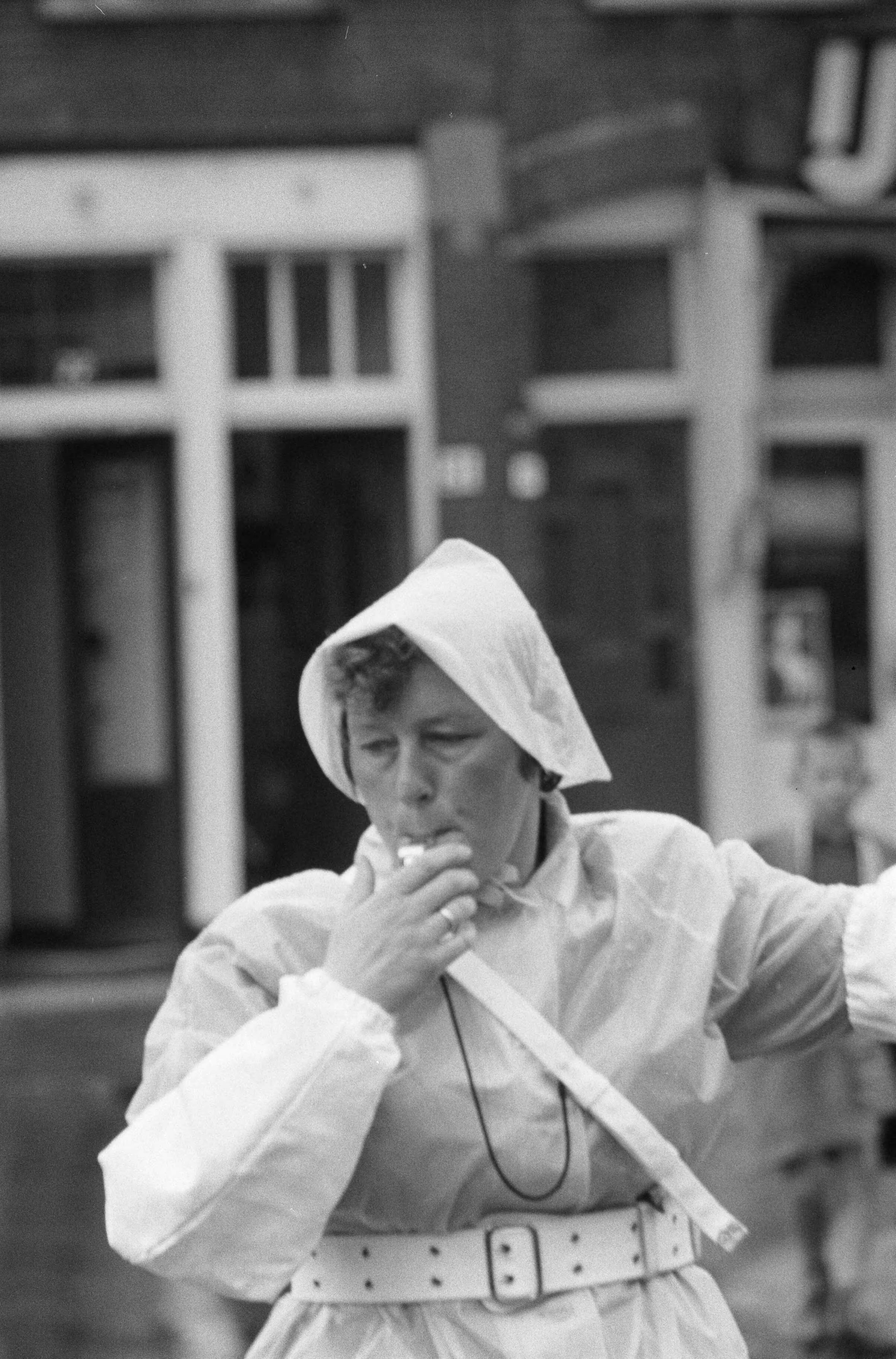 Fotocollectie Anefo — Volwassen "Klaar-over" op het Paul Krugerplein te Den Haag. De 37-jarige mevr. A. Sevensma op haar post — Foto: Pot, Harry / Anefo. Licentie: Set B: Rechtenvrij / Publiek Domein. Bron: Nationaal Archief. http://hdl.handle.net/10648/a9b69fde-d0b4-102d-bcf8-003048976d84