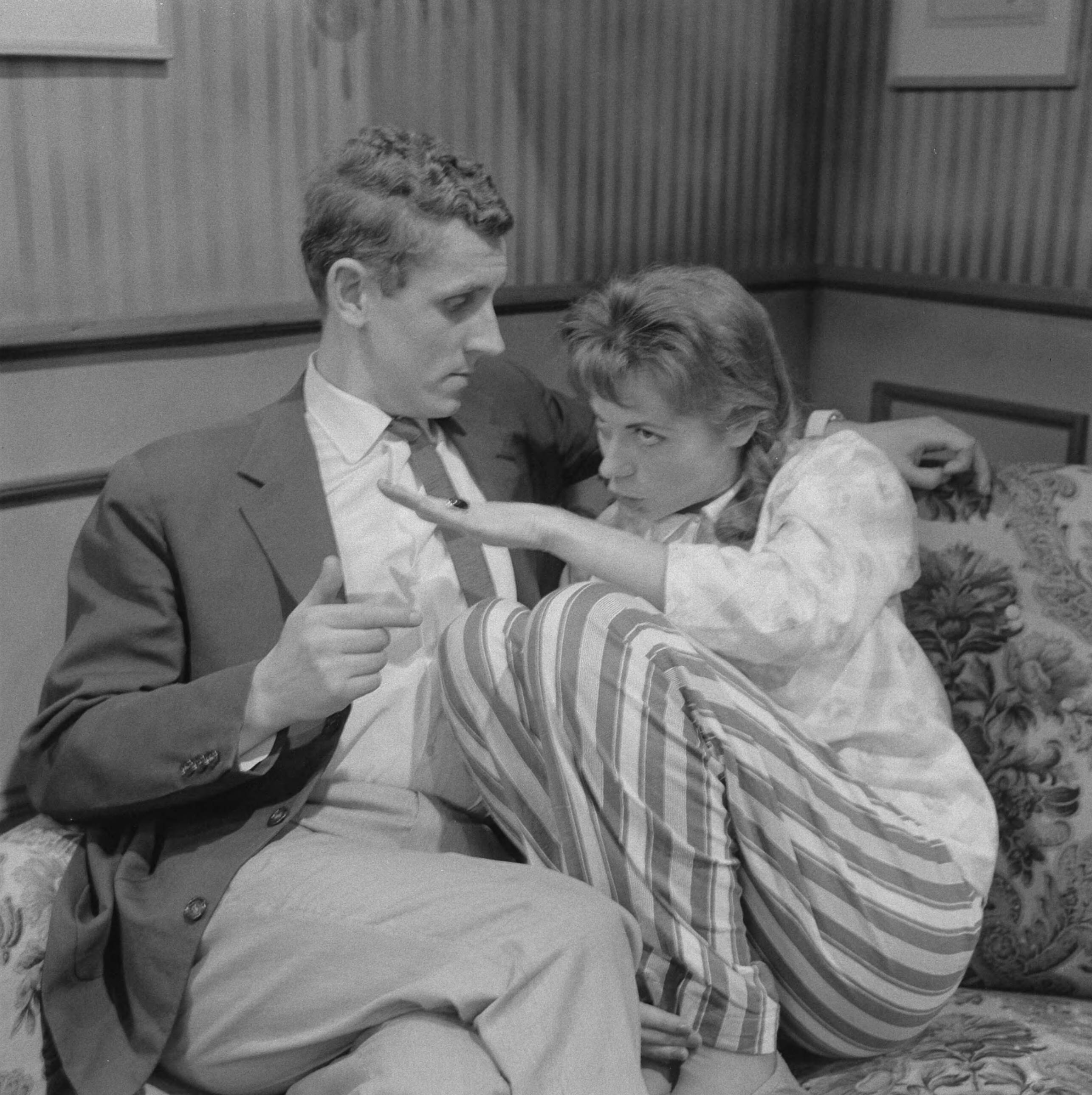 Fotocollectie Anefo — Televisiespel "Nooit Gedacht". John Lanting en Ingeborg Elzevier — Foto: Nijs, Jac. de / Anefo. Licentie: Set B: Rechtenvrij / Publiek Domein. Bron: Nationaal Archief. http://hdl.handle.net/10648/a9ead1aa-d0b4-102d-bcf8-003048976d84