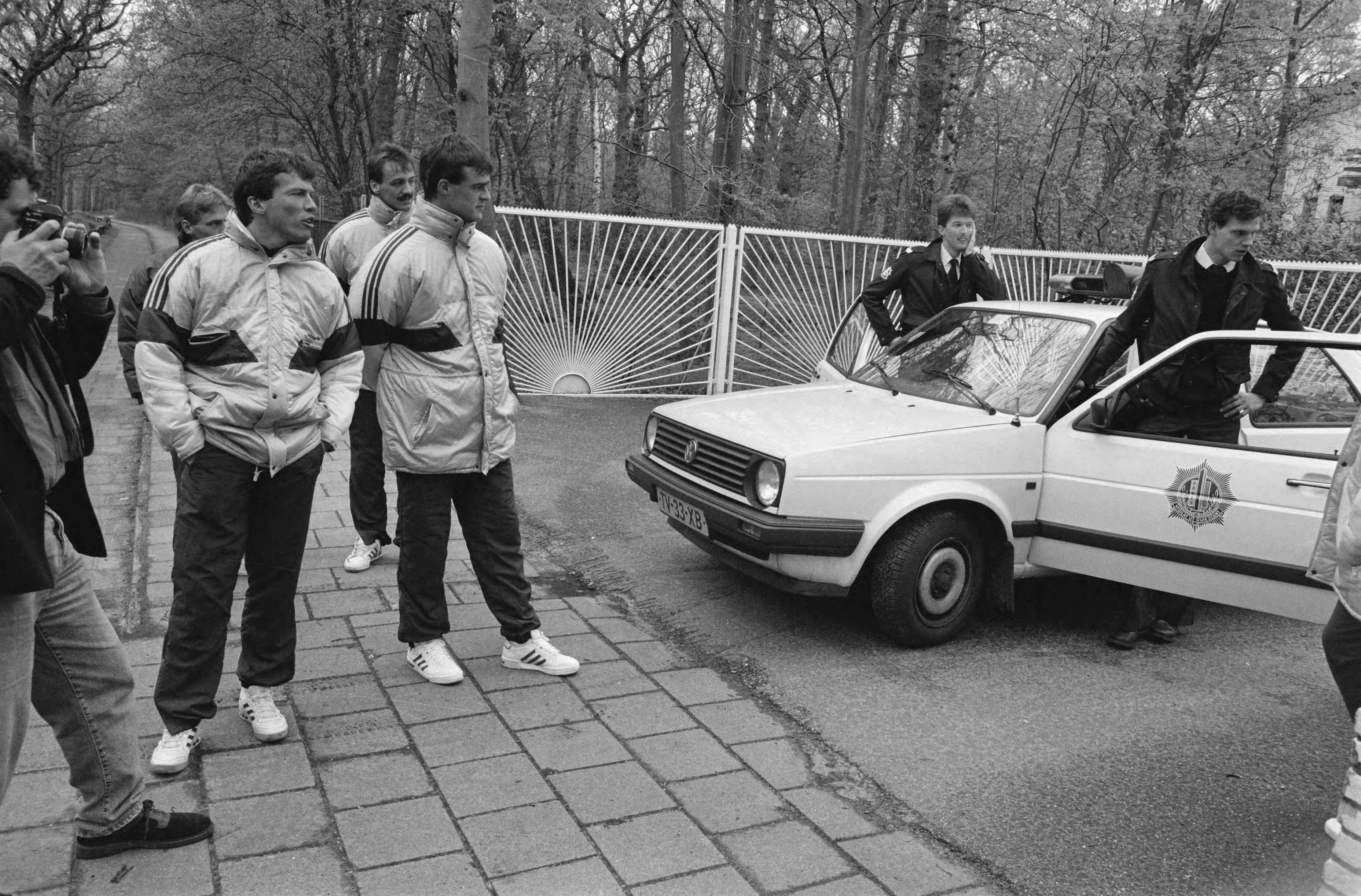 Westduitse voetbalelftal in Wassenaar — Wandeling onder politiebegeleiding — Foto: Bogaerts, Rob / Anefo. Licentie: Set B: Rechtenvrij / Publiek Domein. Bron: Nationaal Archief. http://hdl.handle.net/10648/ad7262d4-d0b4-102d-bcf8-003048976d84