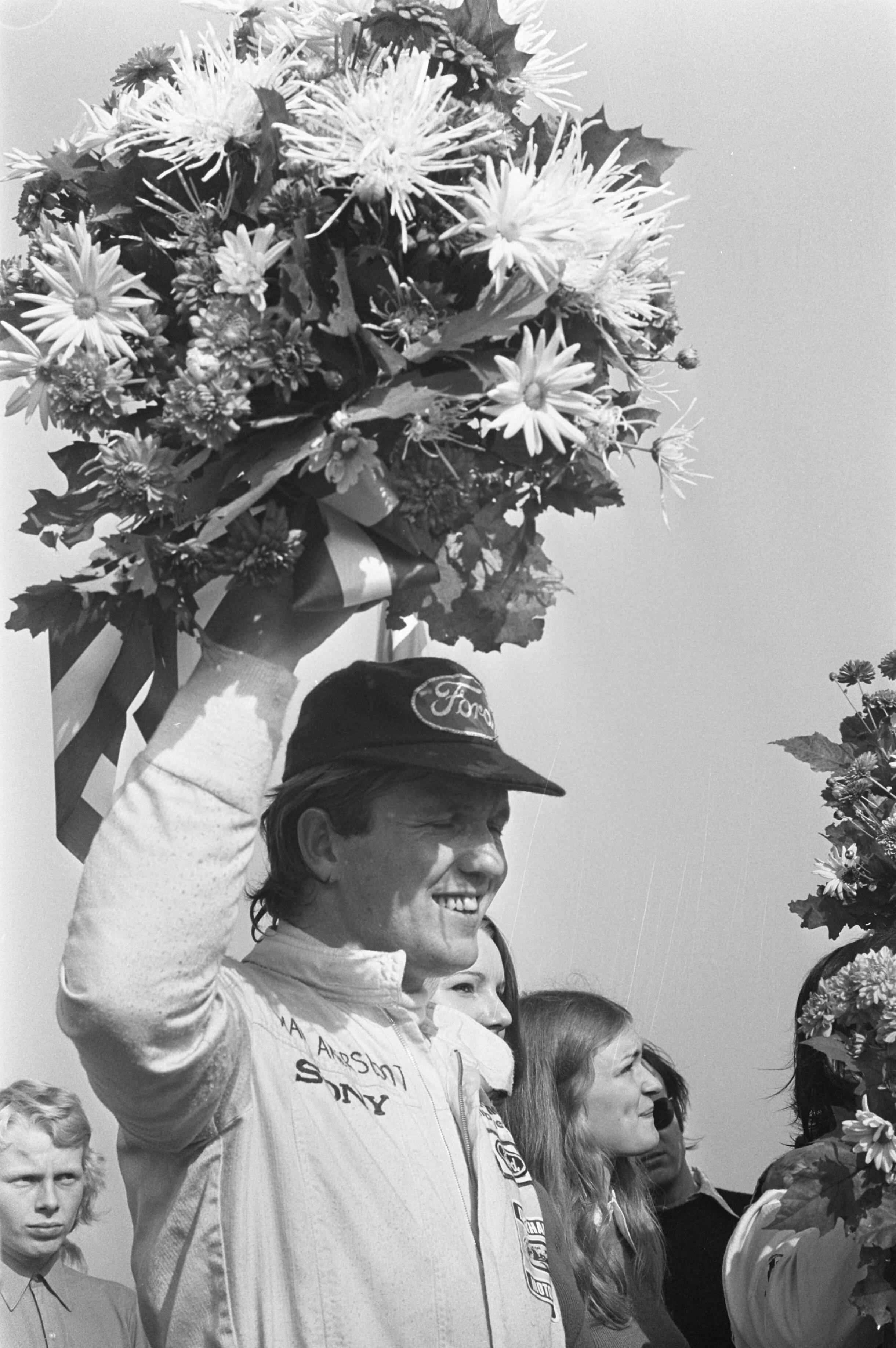 Fotocollectie Anefo — Slotraces op Zandvoort (auto), Han Akersloot , kampioen en bloemen — Foto: Croes, Rob C. / Anefo. Licentie: Set B: Rechtenvrij / Publiek Domein. Bron: Nationaal Archief. http://hdl.handle.net/10648/abf8ac06-d0b4-102d-bcf8-003048976d84