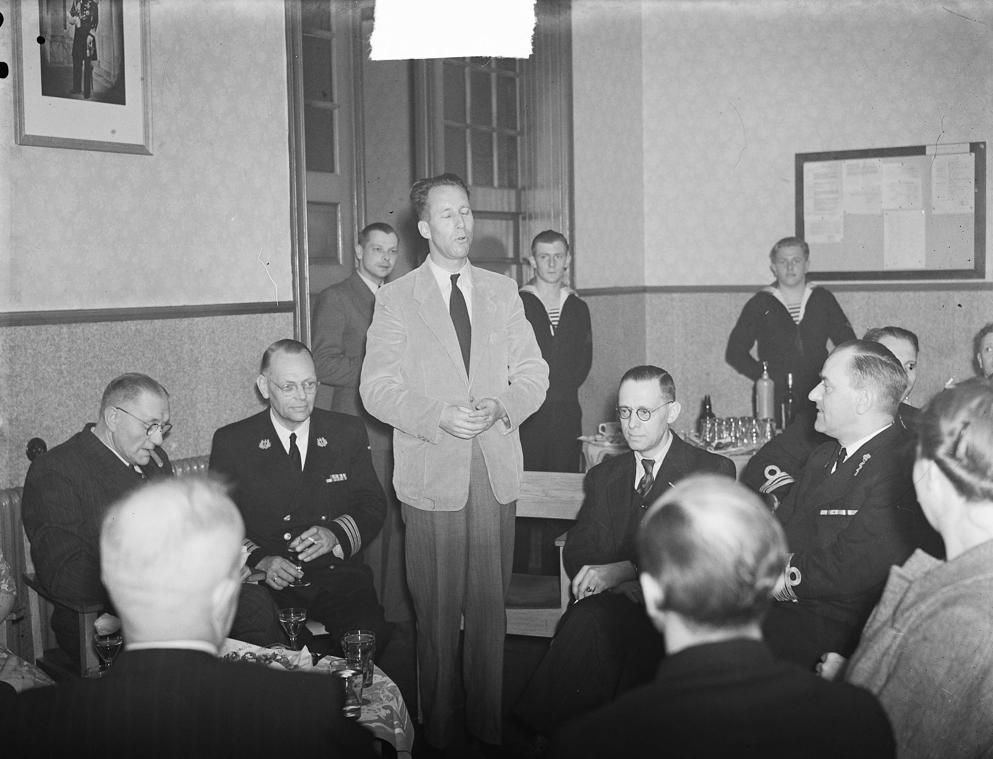 Fotocollectie Anefo — Bezoek Marine Hospitaal te Overveen — Foto: Nijs, Jac. de / Anefo. Licentie: Set B: Rechtenvrij / Publiek Domein. Bron: Nationaal Archief. http://hdl.handle.net/10648/a8d8524c-d0b4-102d-bcf8-003048976d84