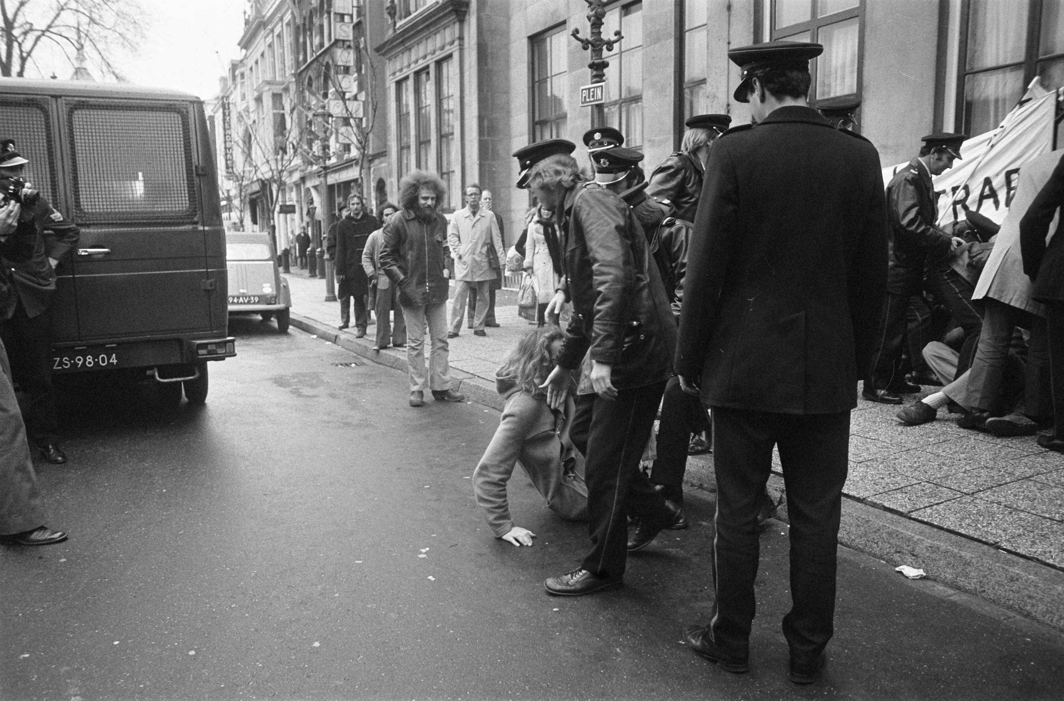 Fotocollectie Anefo — Demonstratie voor vrijlating van Kees Vellekoop (die om politieke redenen dienst weigert) voor Min. van Defensie in Den Haag ; politie draagt een demonstrant — Foto: Peters, Hans / Anefo. Licentie: Set B: Rechtenvrij / Publiek Domein. Bron: Nationaal Archief. http://hdl.handle.net/10648/ac5c24fc-d0b4-102d-bcf8-003048976d84