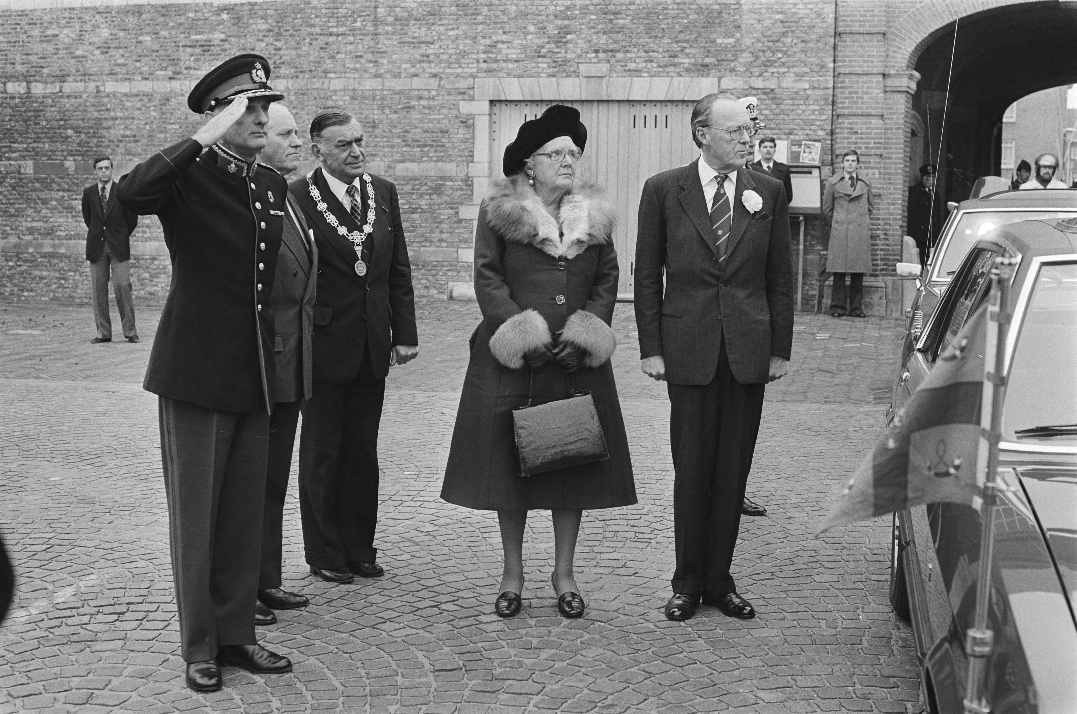Fotocollectie Anefo — Koningin en Prins Bernhard wonen diesviering bij i.v.m. 150-jarig Koninklijke Militaire Academie in Breda — Foto: Suyk, Koen / Anefo. Licentie: Set B: Rechtenvrij / Publiek Domein. Bron: Nationaal Archief. http://hdl.handle.net/10648/acc03a6e-d0b4-102d-bcf8-003048976d84