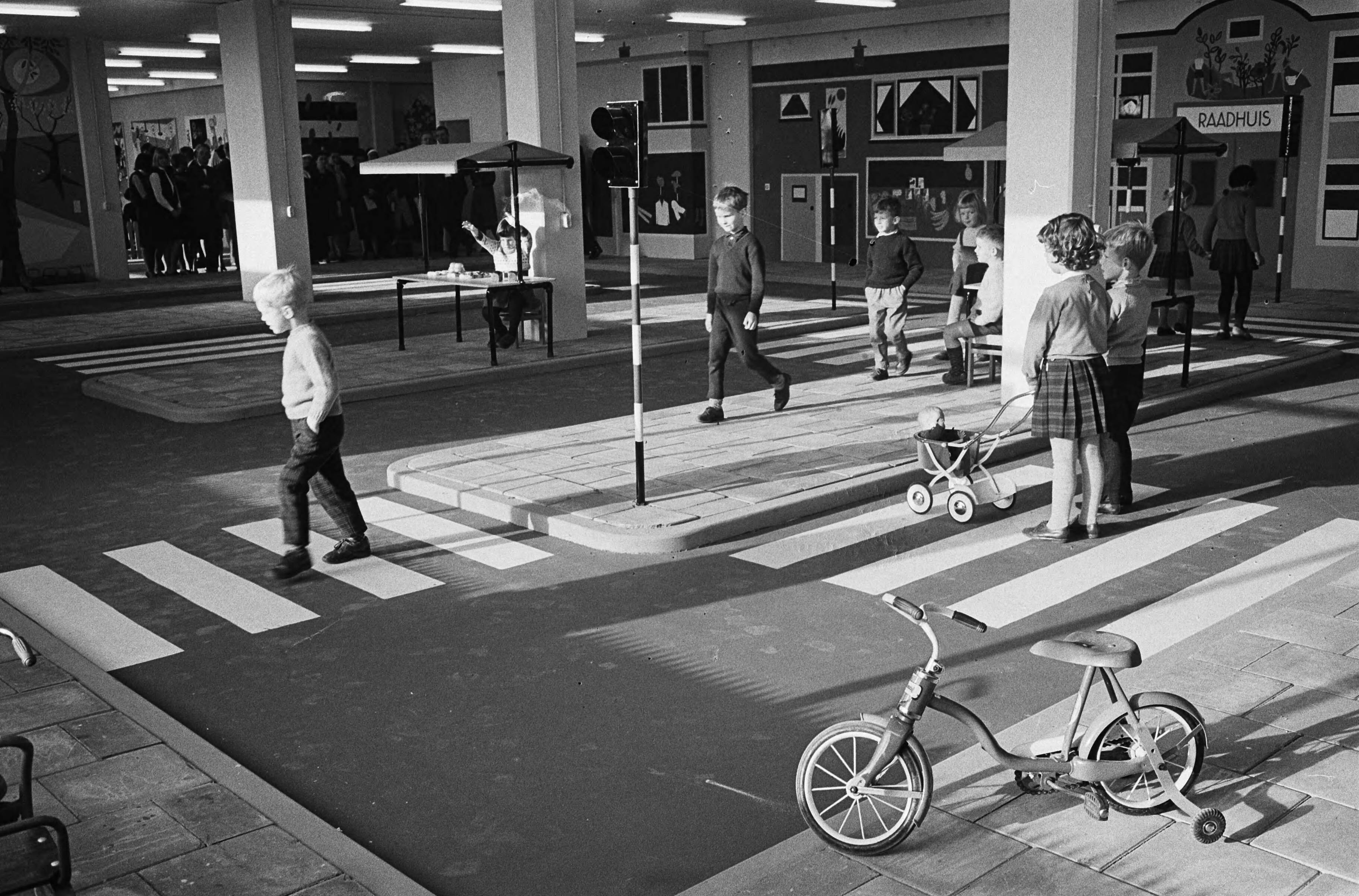Fotocollectie Anefo — Eerste Kleuterverkeershof in Rijswijk geopend. Overzicht van het kleuterverkeershof — Foto: Pot, Harry / Anefo. Licentie: Set B: Rechtenvrij / Publiek Domein. Bron: Nationaal Archief. http://hdl.handle.net/10648/aa4f7c54-d0b4-102d-bcf8-003048976d84