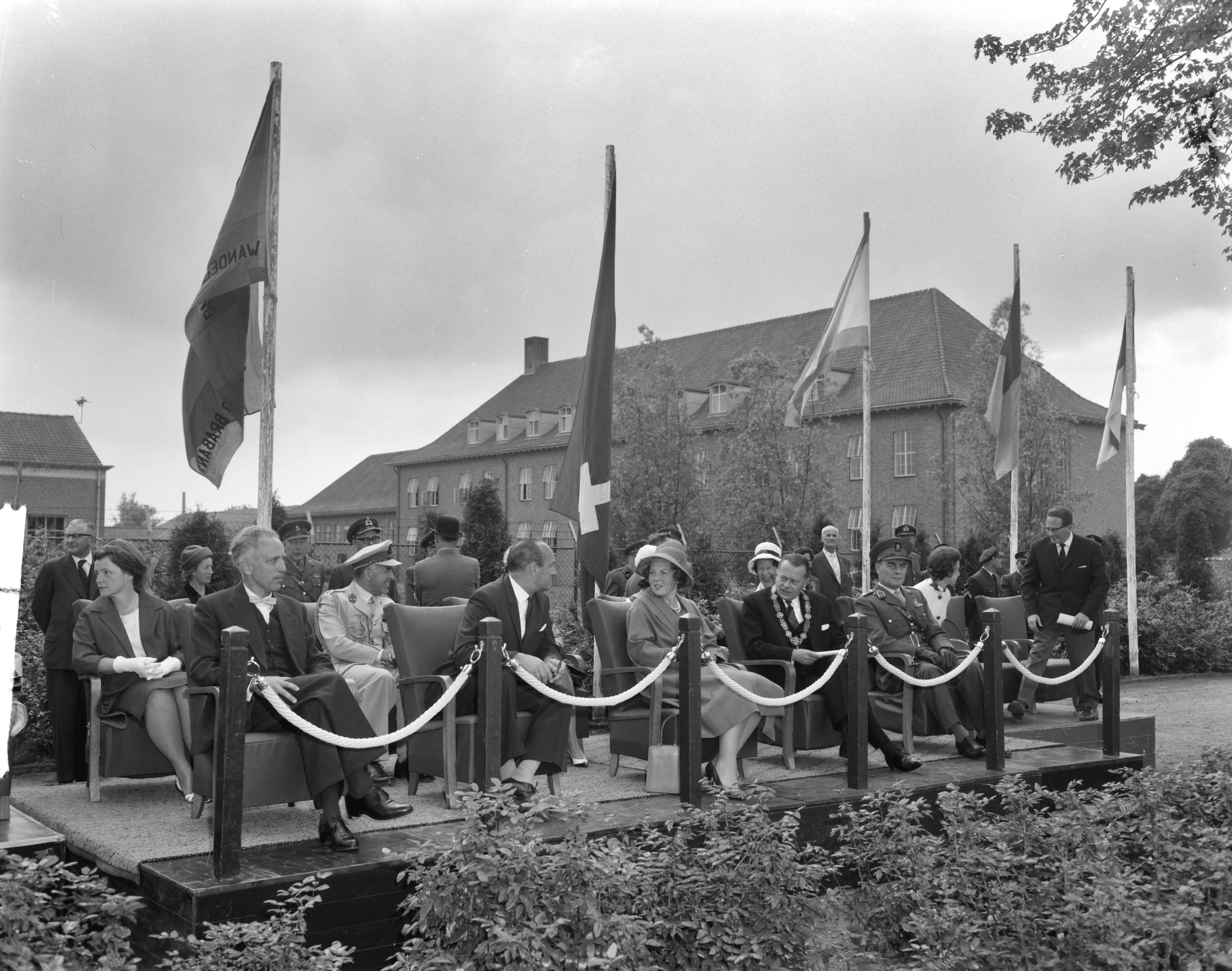 Fotocollectie Anefo — Prinses Beatrix poliomars in Breda, wandelaars defileren voor prinses Beatrix, Commissaris der Koningin in Noord-Brabant dr. C.N.M. Kortmann, minister mr. E.H. Toxopeus en burgemeester van Breda, mr. R.M.A.A.Geuljans — Foto: Bilsen, Joop van / Anefo. Licentie: Set B: Rechtenvrij / Publiek Domein. Bron: Nationaal Archief. http://hdl.handle.net/10648/aa0cbc5c-d0b4-102d-bcf8-003048976d84