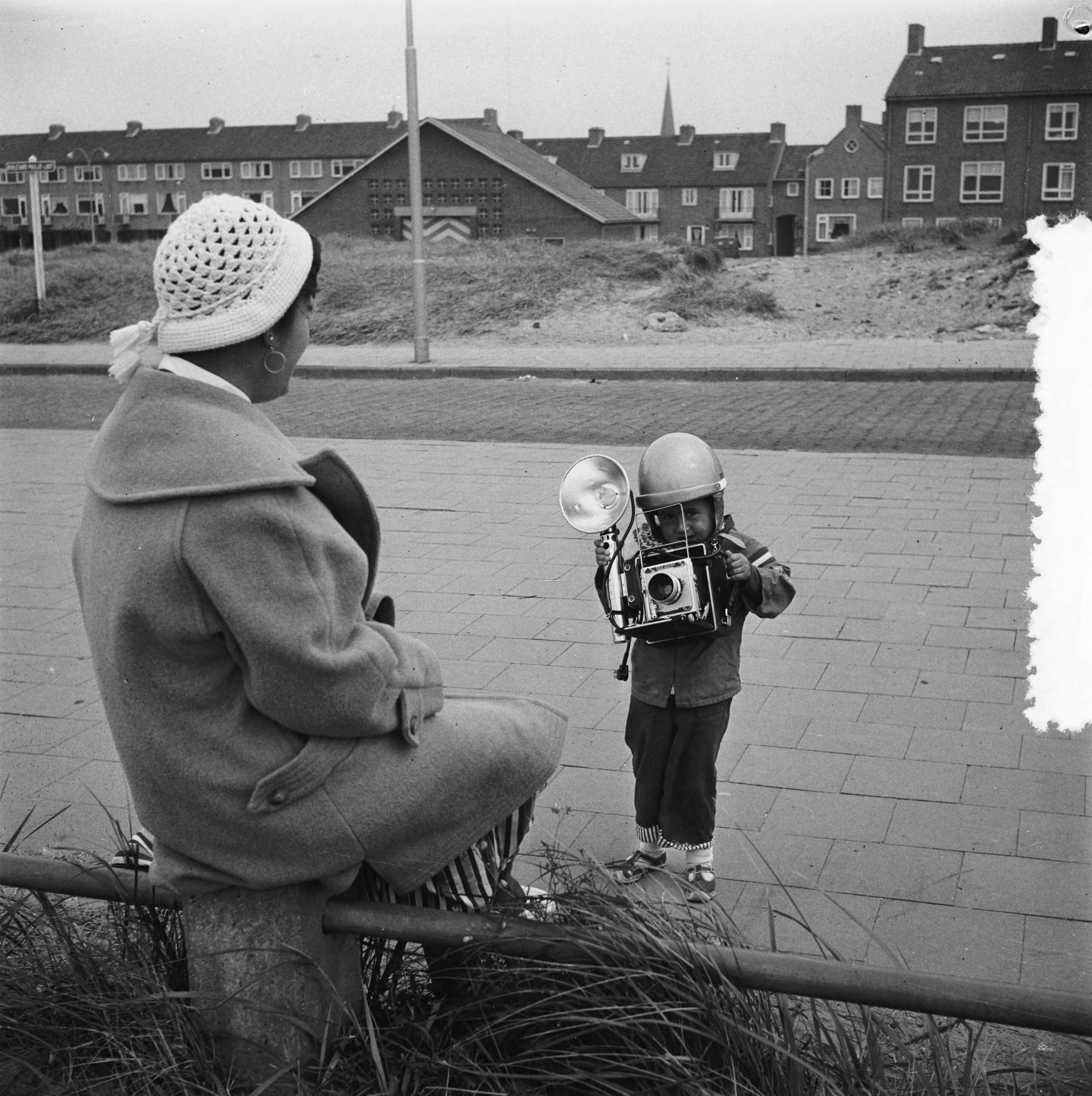 Fotocollectie Anefo — Kleine persfotograaf Pot te Zandvoort — Foto: Pot, Harry / Anefo. Licentie: Set B: Rechtenvrij / Publiek Domein. Bron: Nationaal Archief. http://hdl.handle.net/10648/a94e7e04-d0b4-102d-bcf8-003048976d84