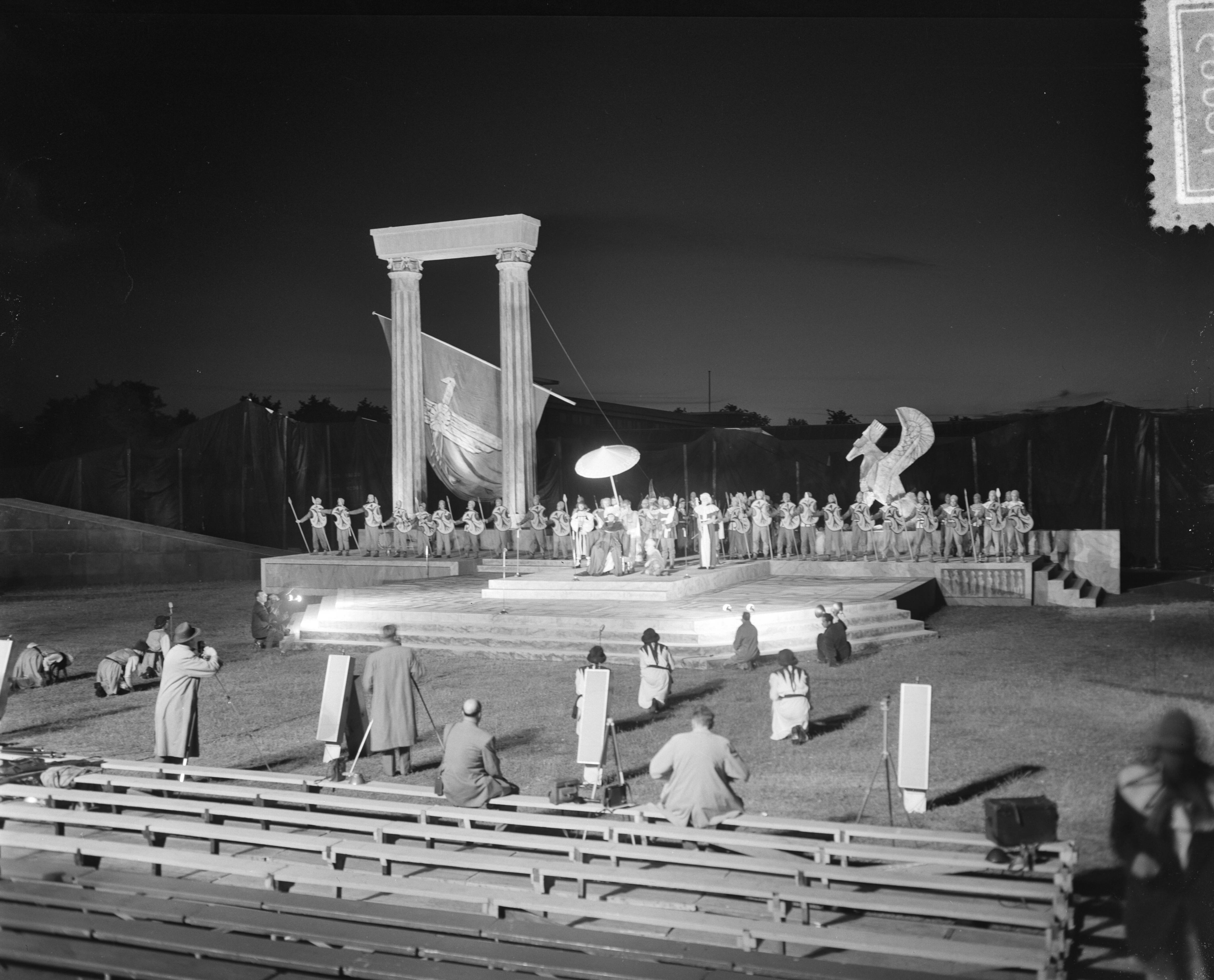 Lustrum USC Utrecht (1956) — Generale repetitie het lustrumspel "Xerxes" van het USC — Foto: Bilsen, Joop van / Anefo. Licentie: Set B: Rechtenvrij / Publiek Domein. Bron: Nationaal Archief. http://hdl.handle.net/10648/a94b017a-d0b4-102d-bcf8-003048976d84