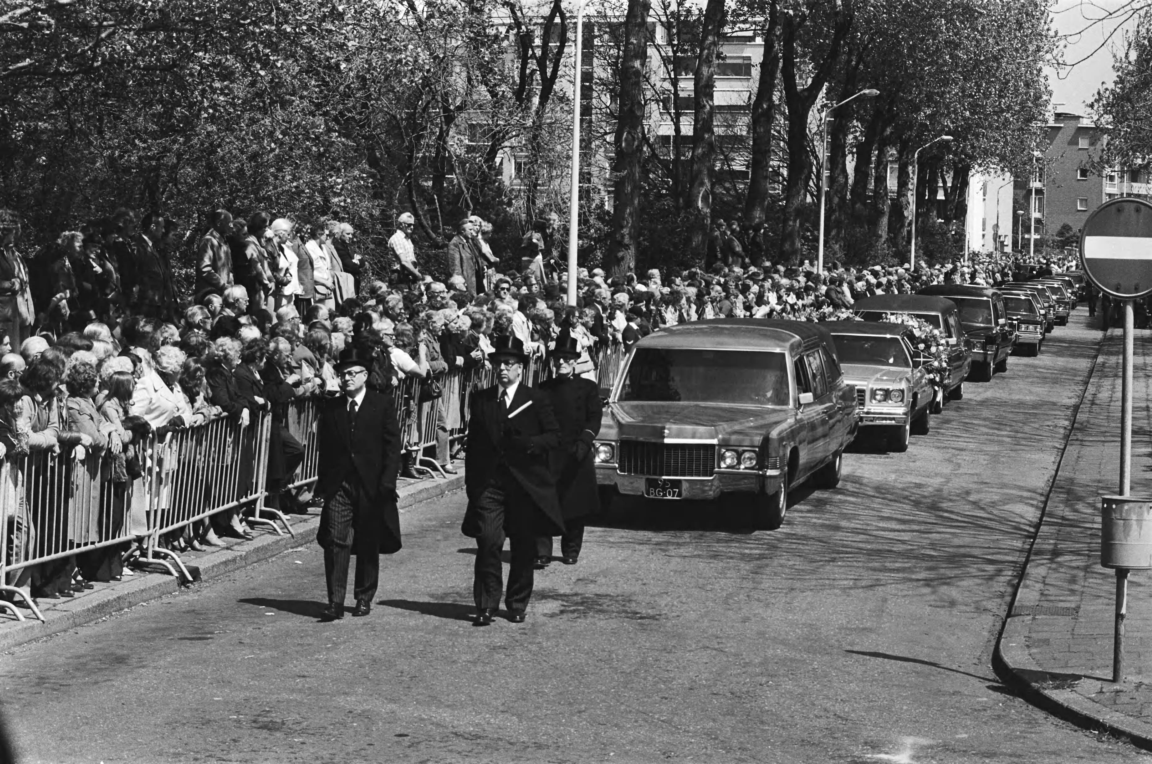 Fotocollectie Anefo — Acteur Ko van Dijk in Den Haag begraven; grote belangstelling langs de route — Foto: Verhoeff, Bert / Anefo. Licentie: Set B: Rechtenvrij / Publiek Domein. Bron: Nationaal Archief. http://hdl.handle.net/10648/acb27d48-d0b4-102d-bcf8-003048976d84