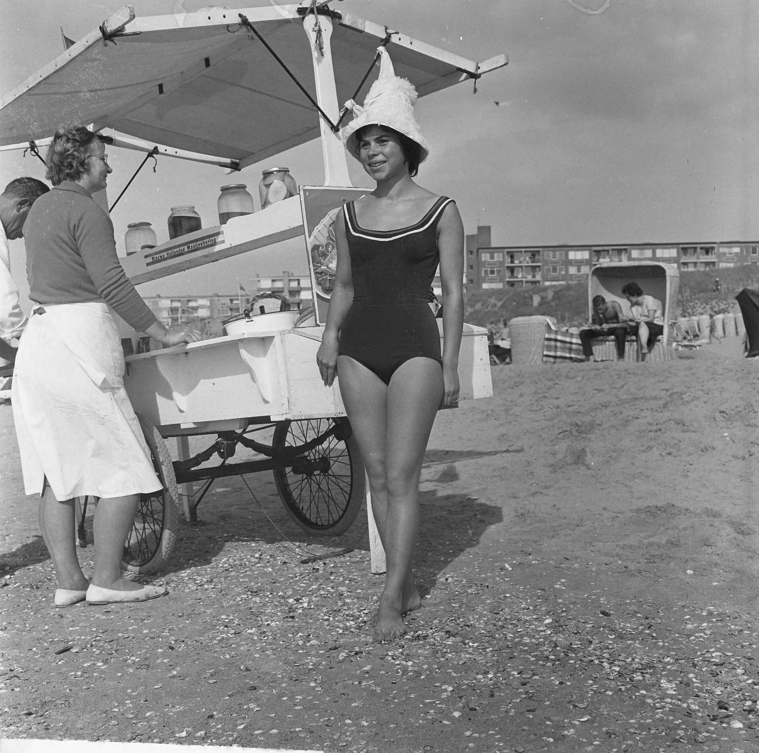 Fotocollectie Anefo — Strandmode 1963 in praktijk op het Zandvoortse strand — Foto: Koch, Eric / Anefo. Licentie: Set B: Rechtenvrij / Publiek Domein. Bron: Nationaal Archief. http://hdl.handle.net/10648/aa42a7ae-d0b4-102d-bcf8-003048976d84