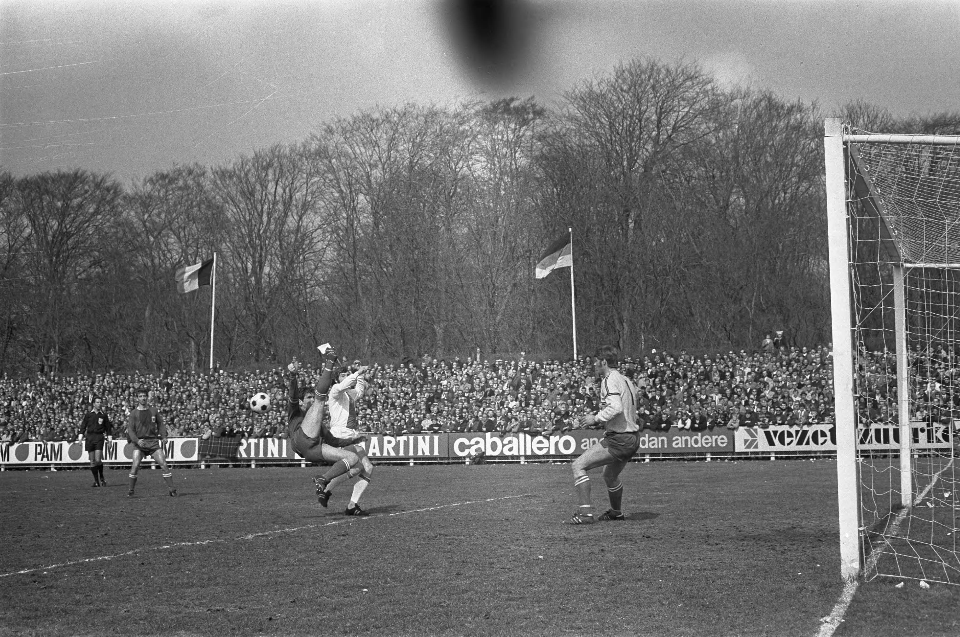AZ 67 tegen Ajax: 2-1 — Joahn Cruijff in actie — Foto: Fotograaf Onbekend / Anefo. Licentie: Set B: Rechtenvrij / Publiek Domein. Bron: Nationaal Archief. http://hdl.handle.net/10648/ab93c160-d0b4-102d-bcf8-003048976d84