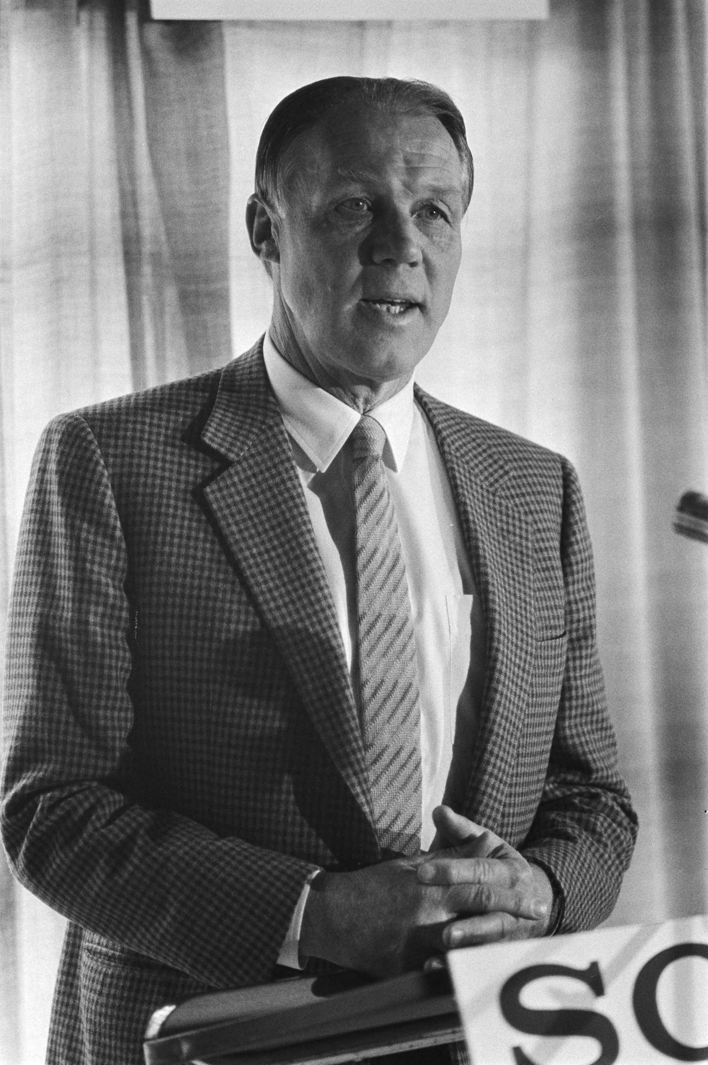 Fotocollectie Anefo — Zeist, Rinus Michels tekent contract als technisch coordinator bij de KNVB; Rinus Michels tijdens toespraak — Foto: Antonisse, Marcel / Anefo. Licentie: Set B: Rechtenvrij / Publiek Domein. Bron: Nationaal Archief. http://hdl.handle.net/10648/ad38b732-d0b4-102d-bcf8-003048976d84