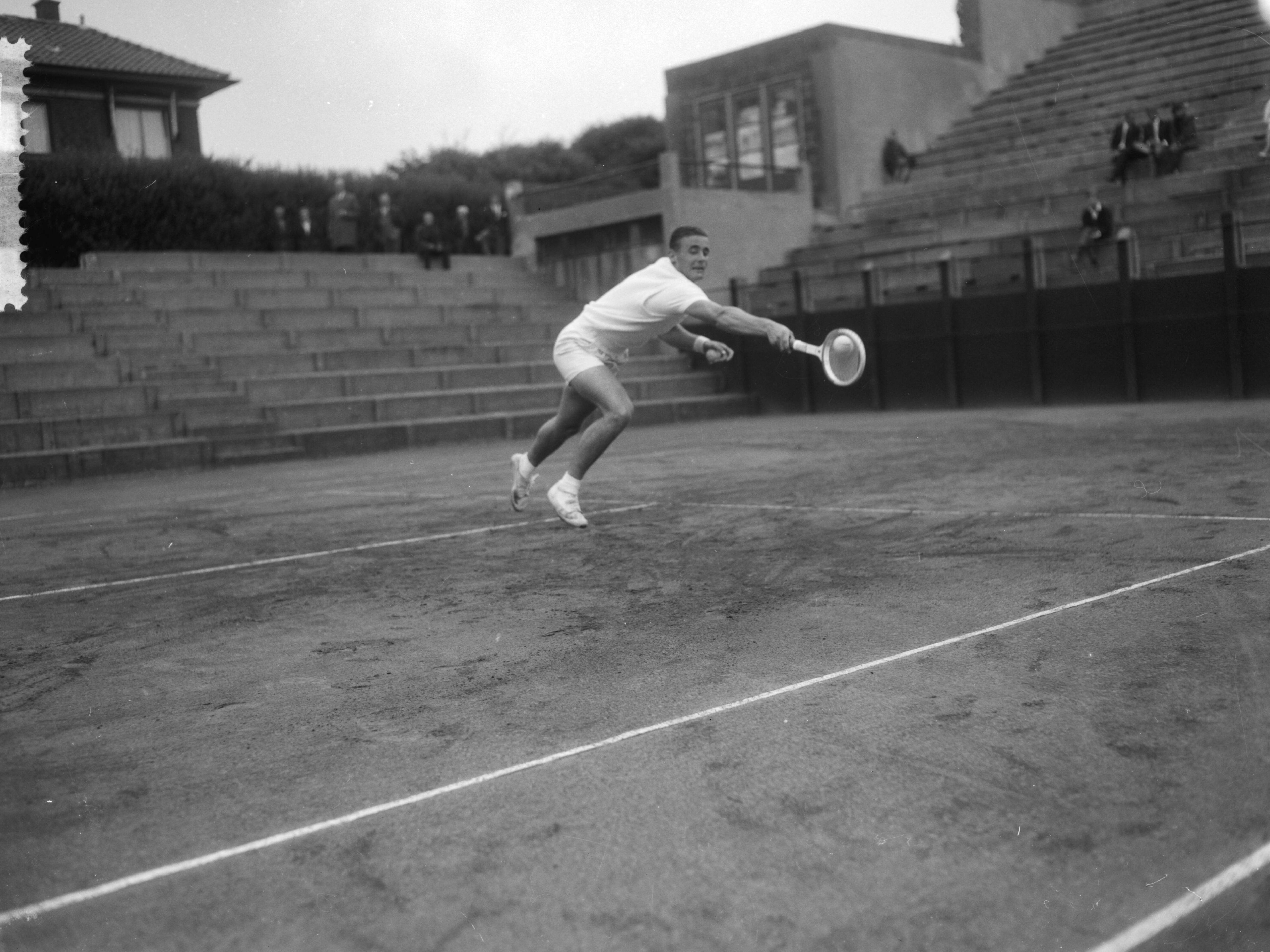 Fotocollectie Anefo — Nederlandse tenniskampioenschappen METS-banen, Jan Hajer in actie — Foto: Bilsen, Joop van / Anefo. Licentie: Set B: Rechtenvrij / Publiek Domein. Bron: Nationaal Archief. http://hdl.handle.net/10648/aa74ea7a-d0b4-102d-bcf8-003048976d84