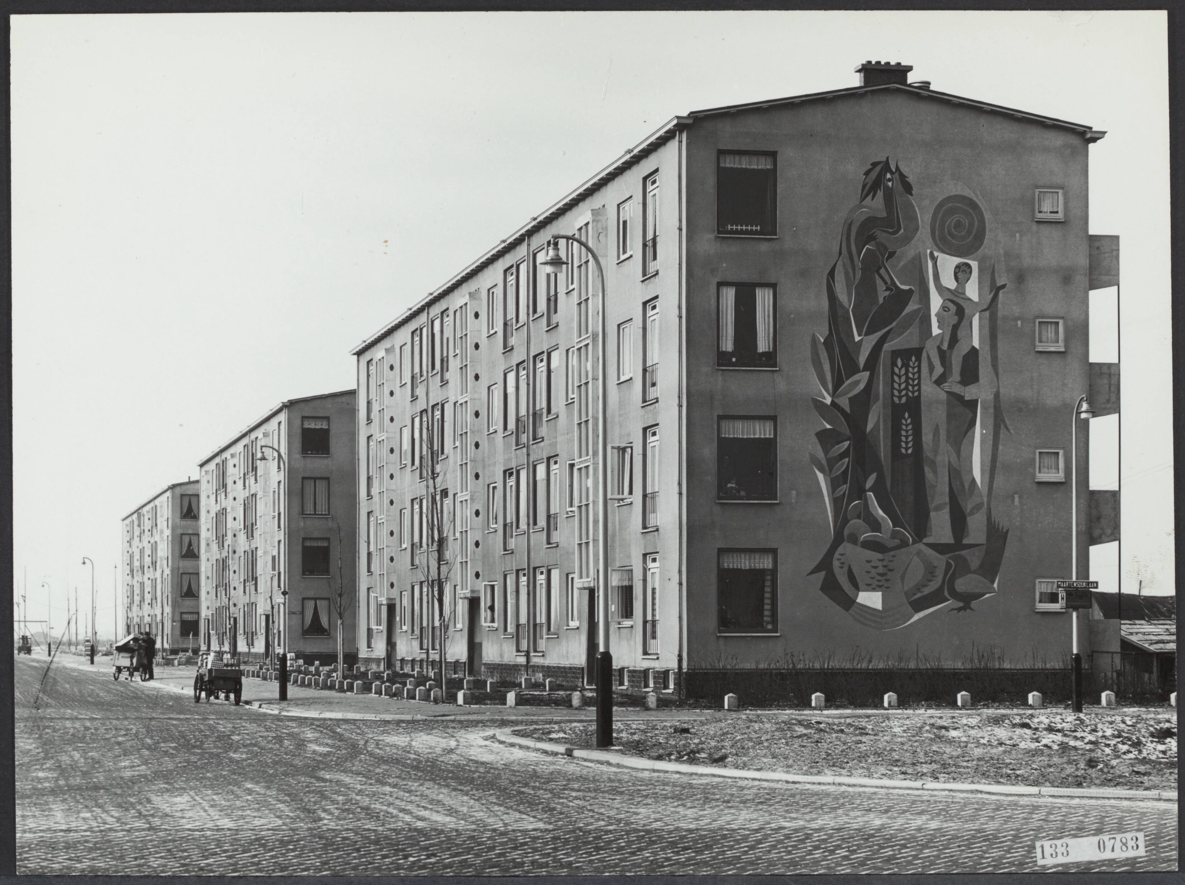 Fotocollectie Rijksvoorlichtingsdienst Eigen — Den Haag. Gramsbergenlaan: portiekwoningen van architect G. Westerhout. Gevelfiguren van J. Goeting — Foto: Fotodienst Gemeente Den Haag. Licentie: Set B: Rechtenvrij / Publiek Domein. Bron: Nationaal Archief. http://hdl.handle.net/10648/af5a86a8-d0b4-102d-bcf8-003048976d84