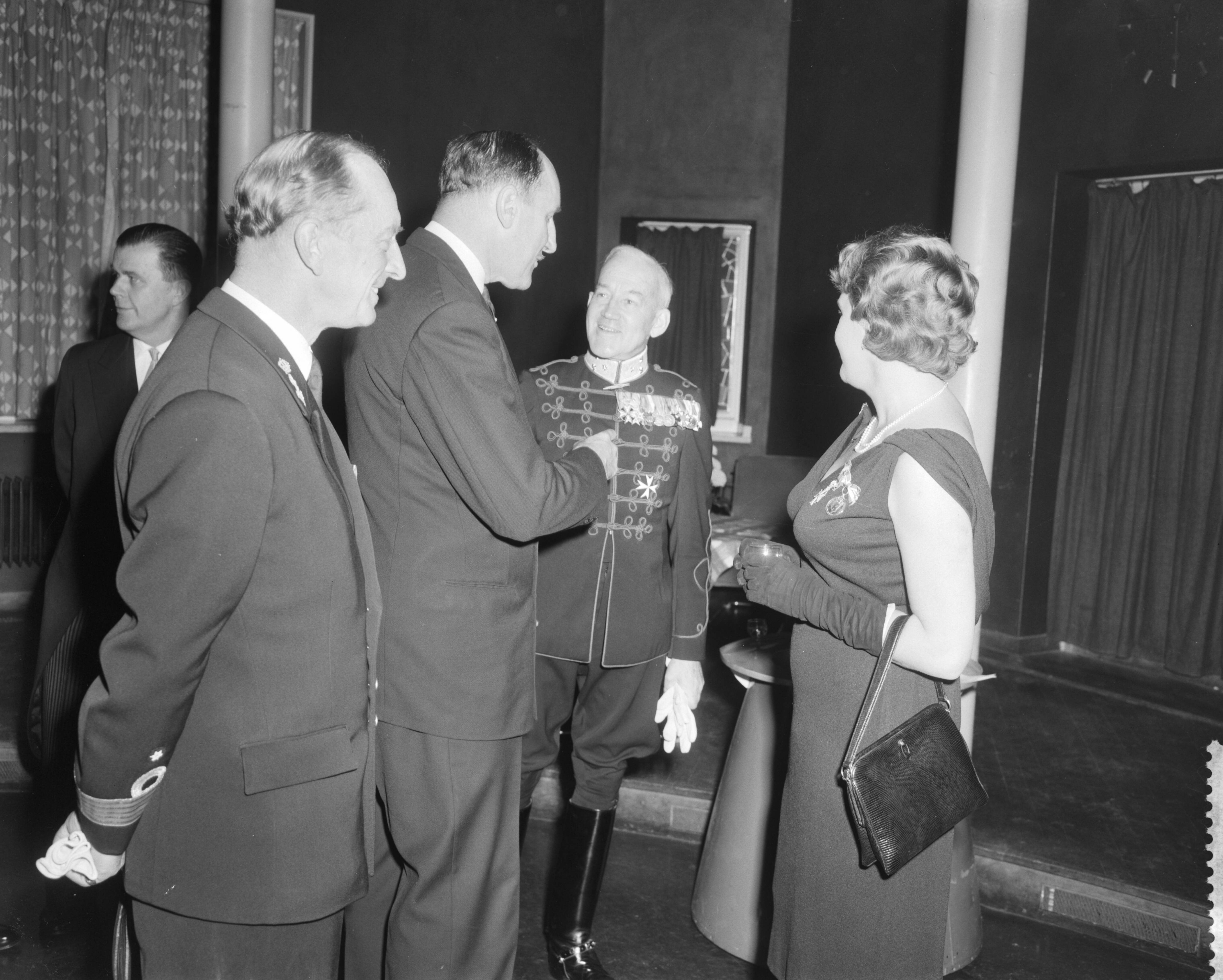 Fotocollectie Anefo — Bijeenkomst van ridders van de MWO te Den Haag — Foto: Behrens, Herbert F. / Anefo. Licentie: Set B: Rechtenvrij / Publiek Domein. Bron: Nationaal Archief. http://hdl.handle.net/10648/a9bc7a76-d0b4-102d-bcf8-003048976d84