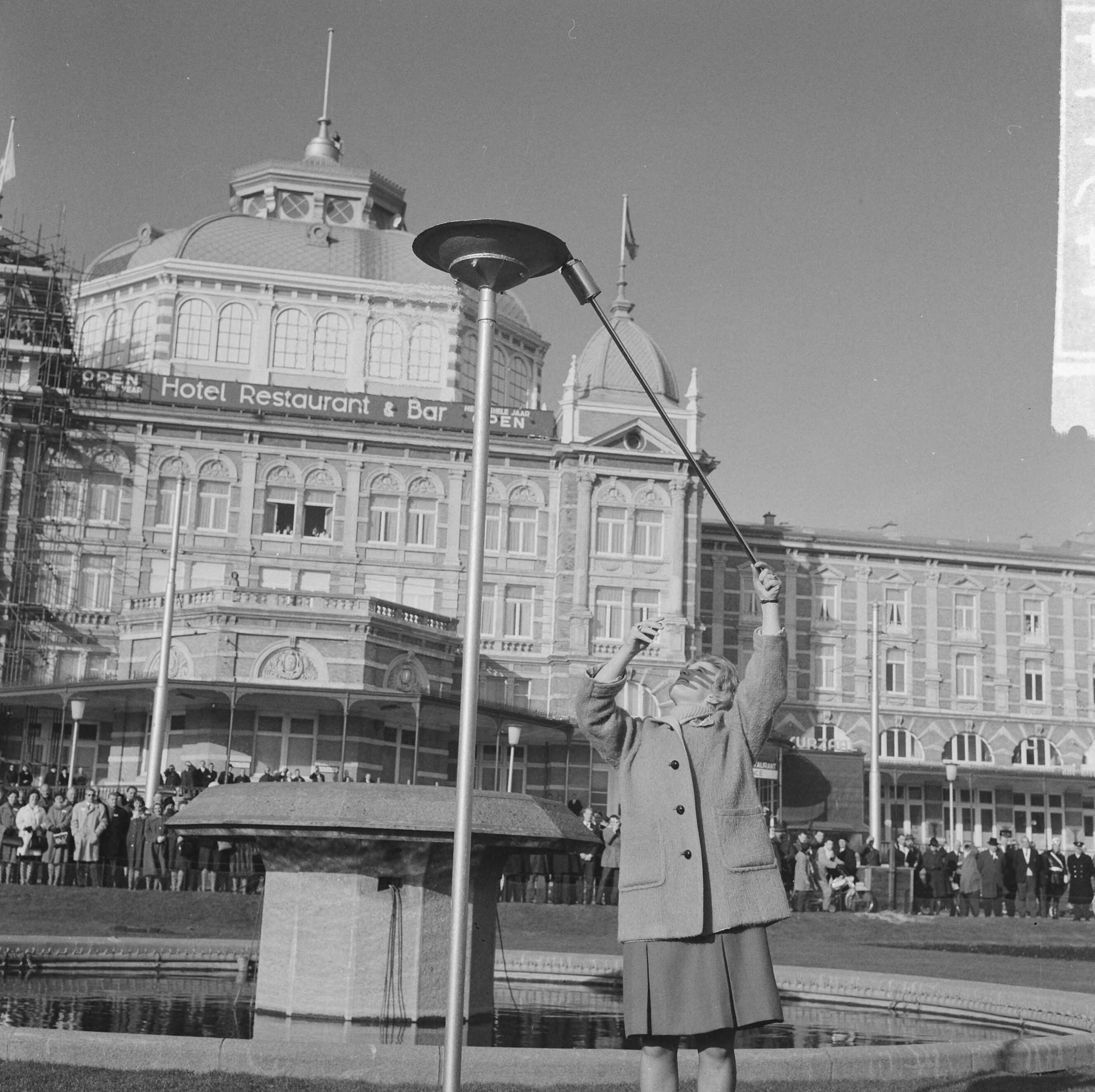 Fotocollectie Anefo — Herdenking 50 jaar bestaan NOC, Sjoukje Dijkstra ontstak het Olympisch vuur op de boulevard van Scheveningen voor het Kurhaus — Foto: Koch, Eric / Anefo. Licentie: Set B: Rechtenvrij / Publiek Domein. Bron: Nationaal Archief. http://hdl.handle.net/10648/aa1f3dfa-d0b4-102d-bcf8-003048976d84