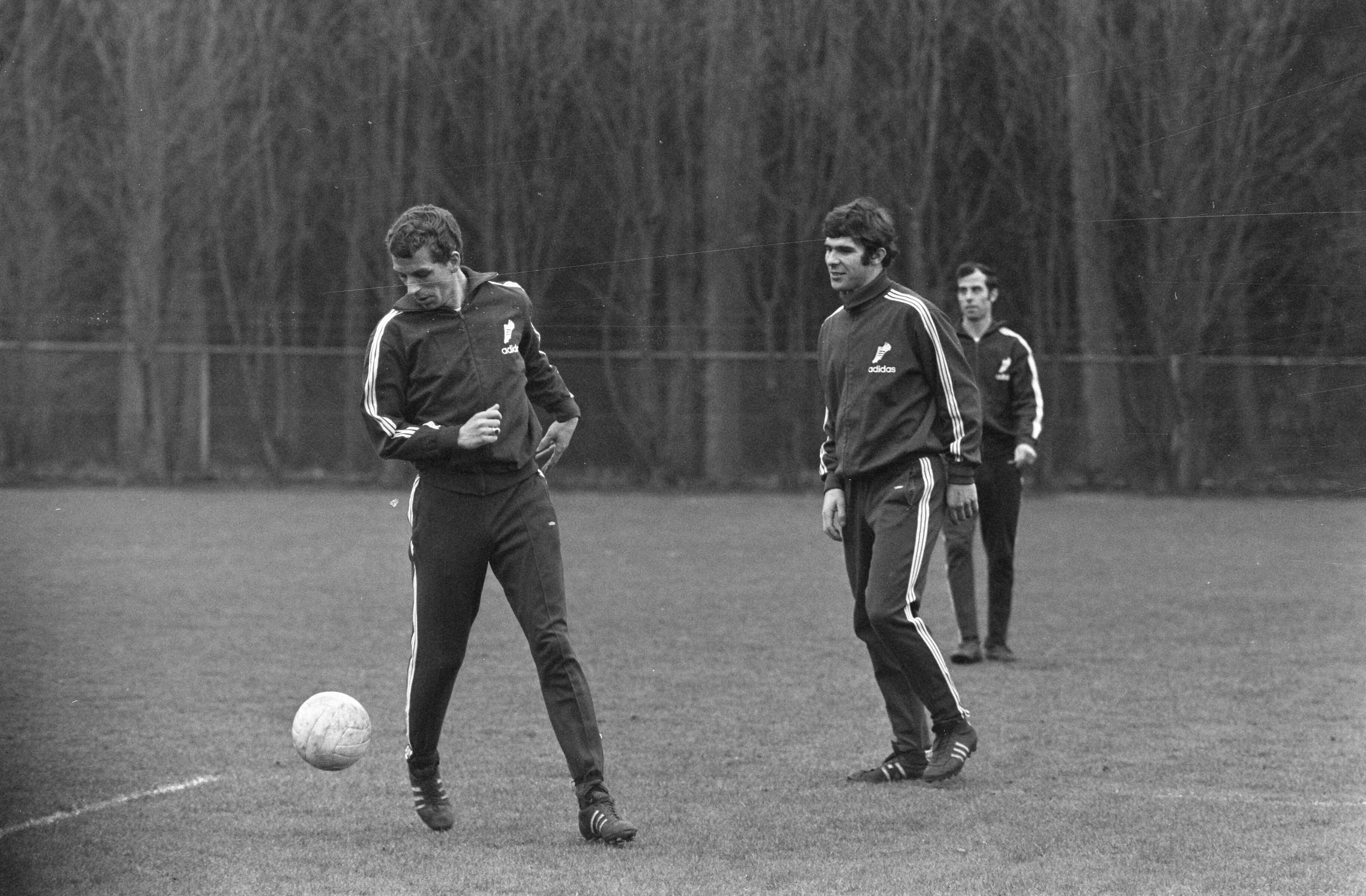 het elftal van Feijenoord traint in sportcentrum Zeist voor de wedstrijd tegen Legia-Warschau — De voetballers in aktie — Foto: Fotograaf Onbekend / Anefo. Licentie: Set B: Rechtenvrij / Publiek Domein. Bron: Nationaal Archief. http://hdl.handle.net/10648/ab941836-d0b4-102d-bcf8-003048976d84