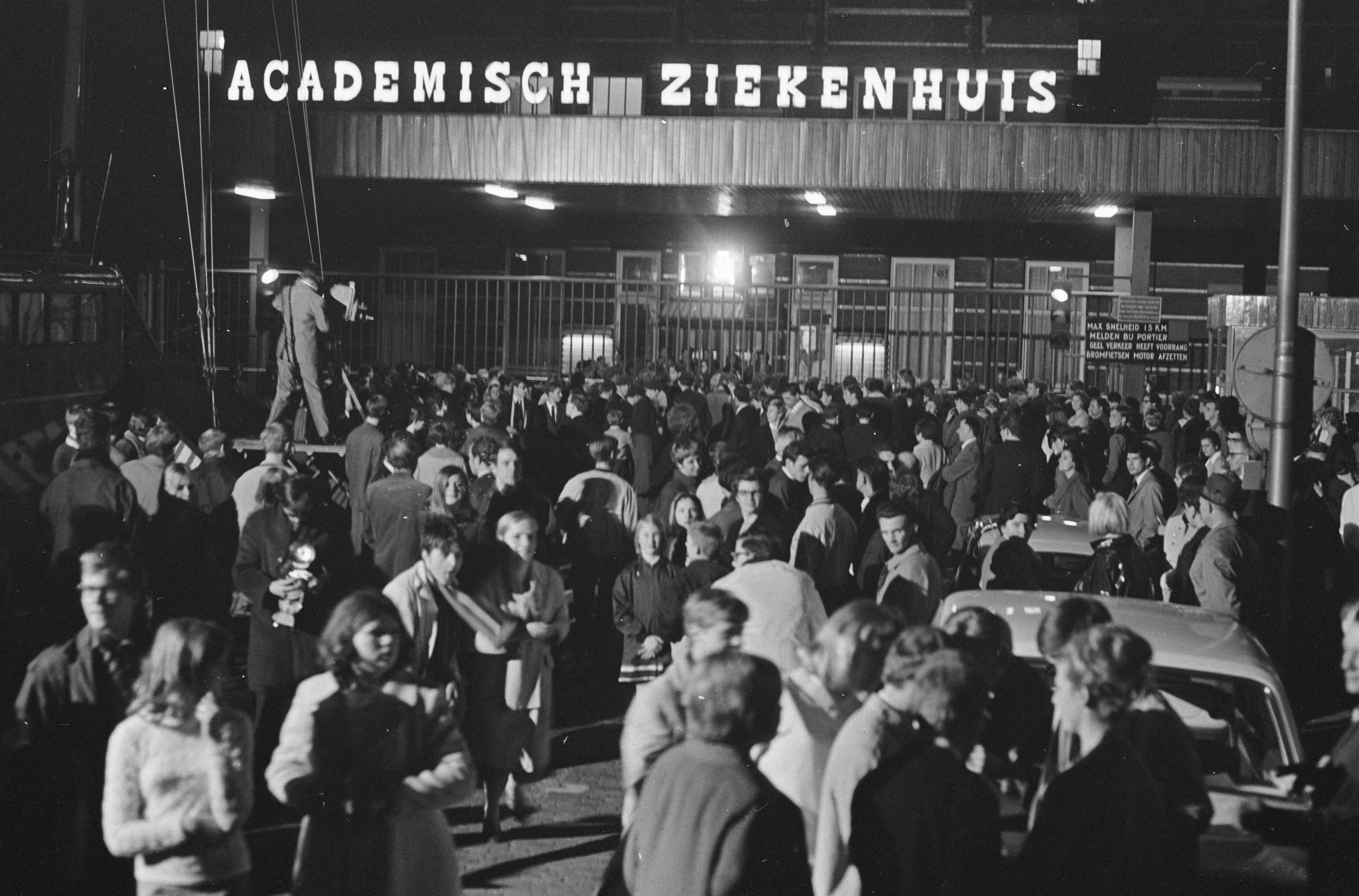 Fotocollectie Anefo — Prinses Margriet heeft zoon. Drukte voor het ziekenhuis — Foto: Kroon, Ron / Anefo. Licentie: Set B: Rechtenvrij / Publiek Domein. Bron: Nationaal Archief. http://hdl.handle.net/10648/ab3d37a0-d0b4-102d-bcf8-003048976d84