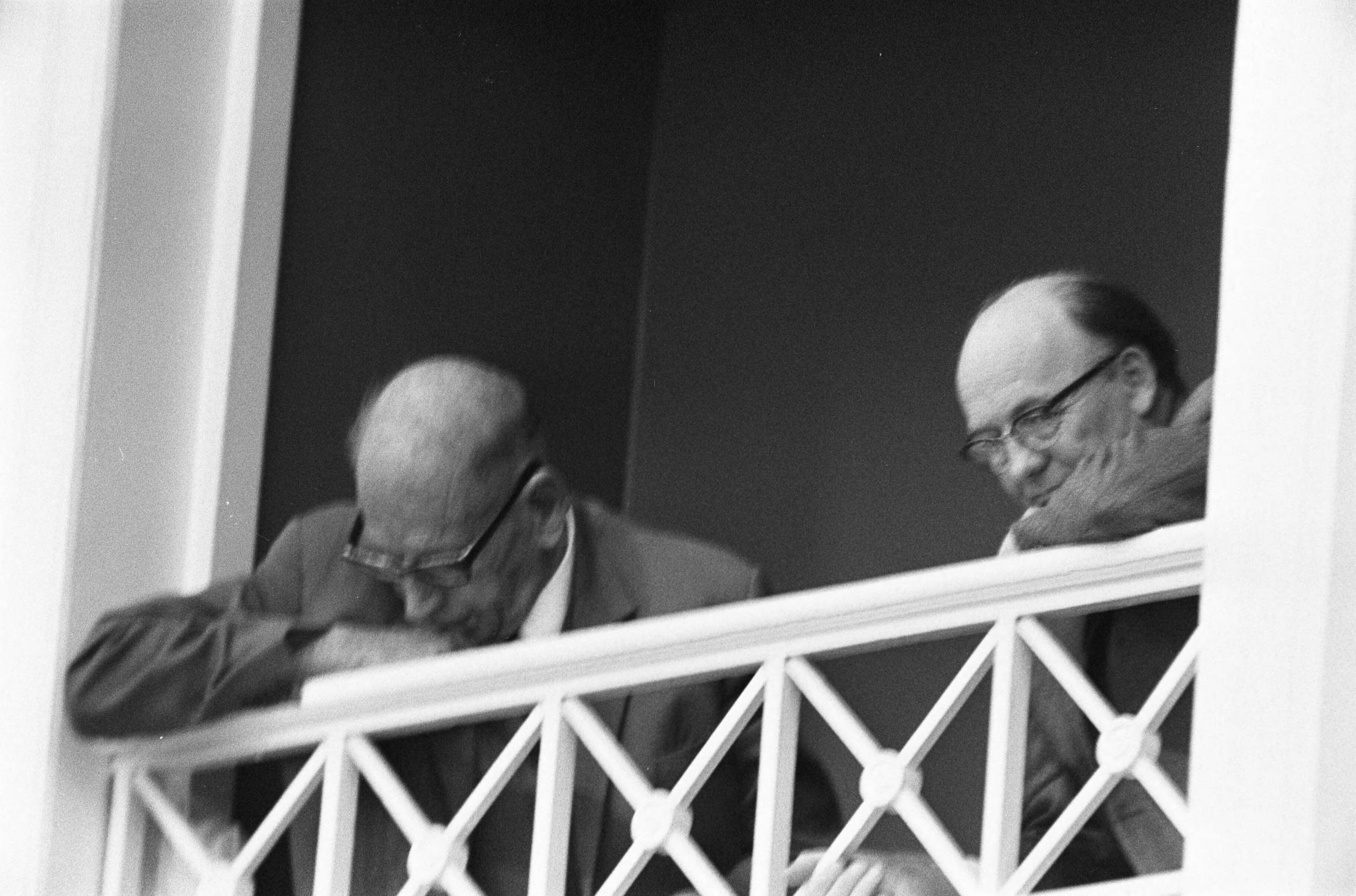 Fotocollectie Anefo — Tweede Kamer behandtelt Nota Veringa over Universiteit Den Haag ; links Posthumus (hoofd afd. hoger onderwijs aan ministerie), Jansen (voorz. Academische Raad Leiden) — Foto: Koch, Eric / Anefo. Licentie: Set B: Rechtenvrij / Publiek Domein. Bron: Nationaal Archief. http://hdl.handle.net/10648/aba4546c-d0b4-102d-bcf8-003048976d84