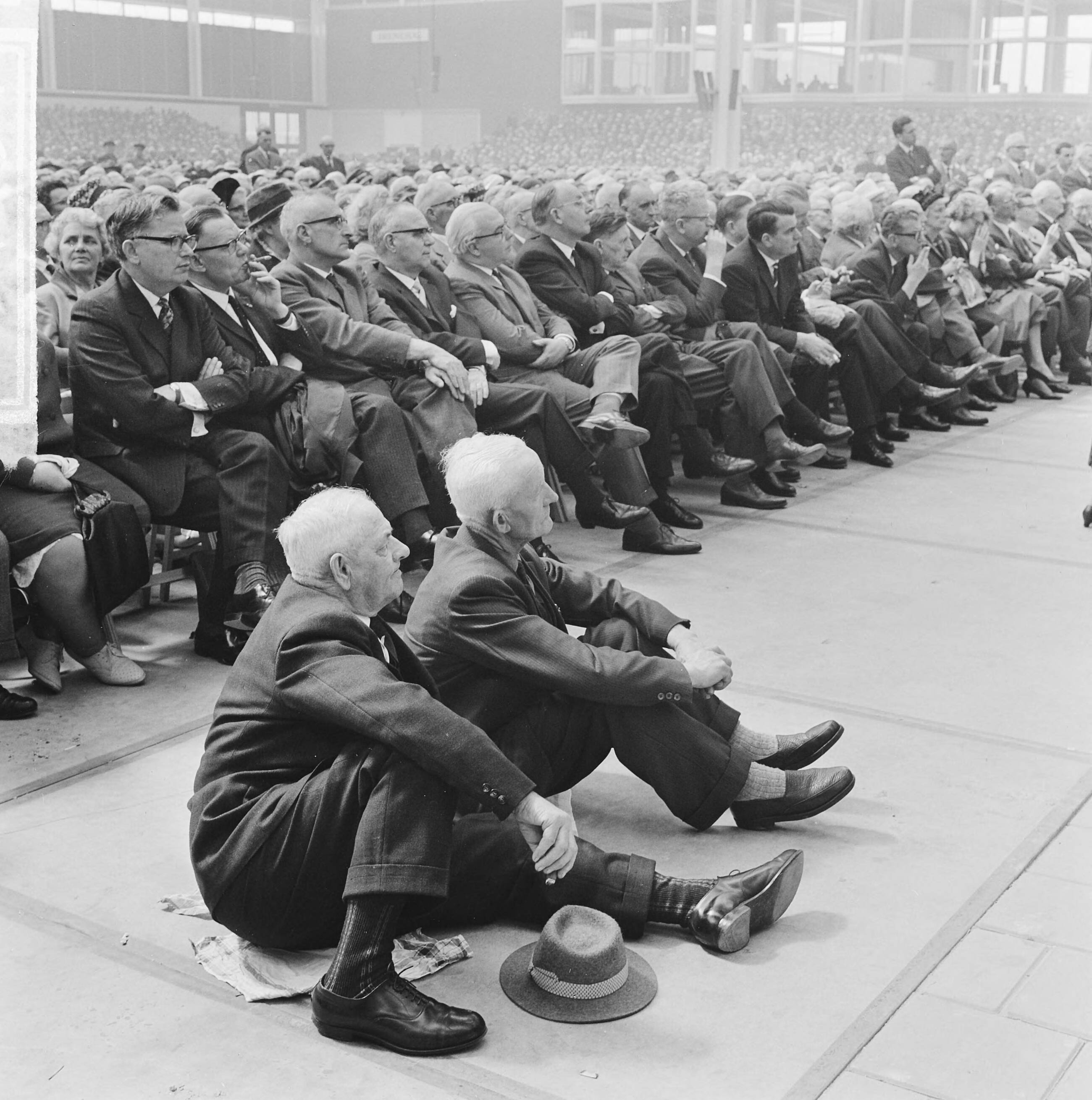 Fotocollectie Anefo — 20.000 bejaarden demonstreren voor meer AOW in Irenehal te Utrecht, overzicht — Foto: Koch, Eric / Anefo. Licentie: Set B: Rechtenvrij / Publiek Domein. Bron: Nationaal Archief. http://hdl.handle.net/10648/aa685f26-d0b4-102d-bcf8-003048976d84