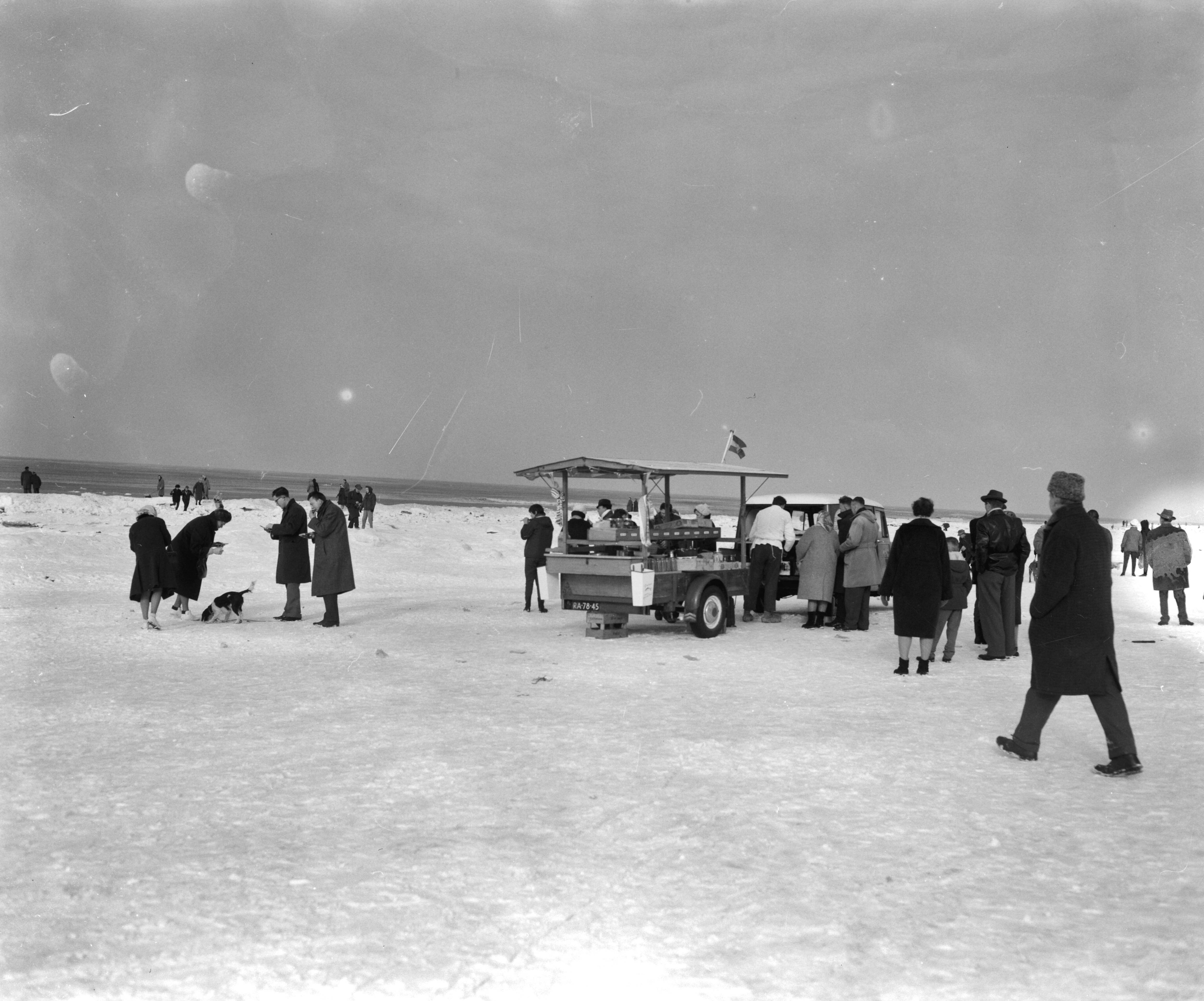 Fotocollectie Anefo — Visverkoopman met viskar op het strand van Zandvoort — Foto: Bilsen, Joop van / Anefo. Licentie: Set B: Rechtenvrij / Publiek Domein. Bron: Nationaal Archief. http://hdl.handle.net/10648/aa288018-d0b4-102d-bcf8-003048976d84