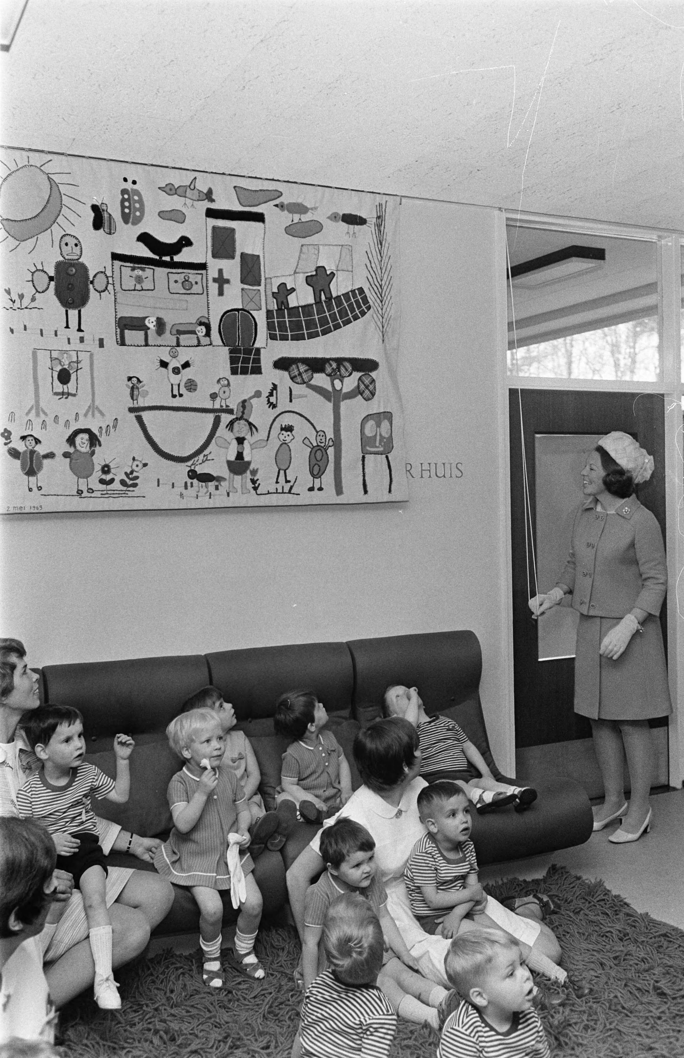 Fotocollectie Anefo — HKH Prinses Beatrix opent kleuterhuis van de Krabbenboss en geeft het de naam Prins Willem Alexander huis te Breda Pr. Beatrix kreeg bloemen van Jantje Dufkues / — Foto: Koch, Eric / Anefo. Licentie: Set B: Rechtenvrij / Publiek Domein. Bron: Nationaal Archief. http://hdl.handle.net/10648/ab679914-d0b4-102d-bcf8-003048976d84