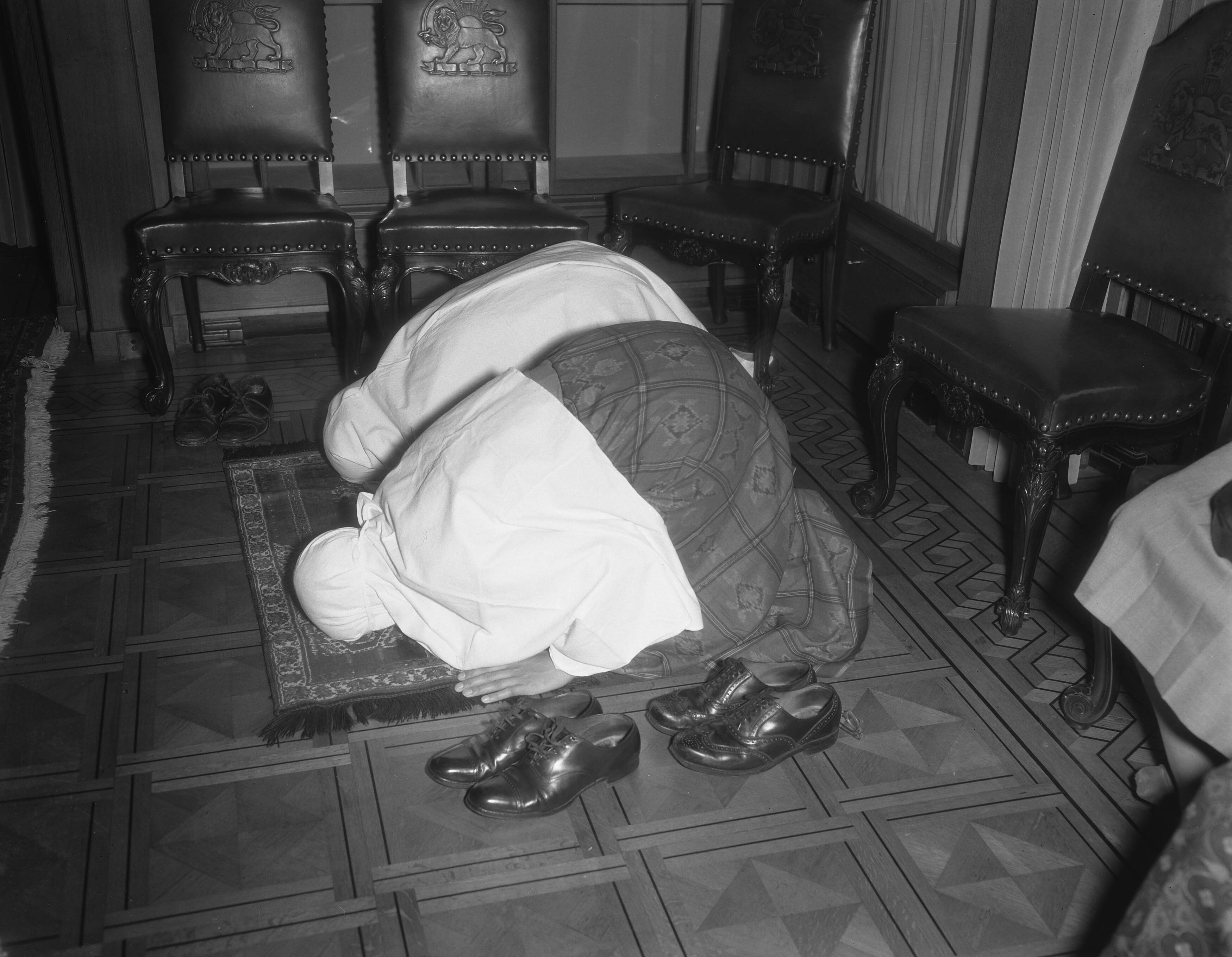 Fotocollectie Anefo — Viering in Wassenaar van de islamitische feestdag Idul Adha [Eidh al-Adha]. Twee biddende vrouwen — Foto: Duinen, G.W. van / Anefo. Licentie: Set B: Rechtenvrij / Publiek Domein. Bron: Nationaal Archief. http://hdl.handle.net/10648/a92799f6-d0b4-102d-bcf8-003048976d84