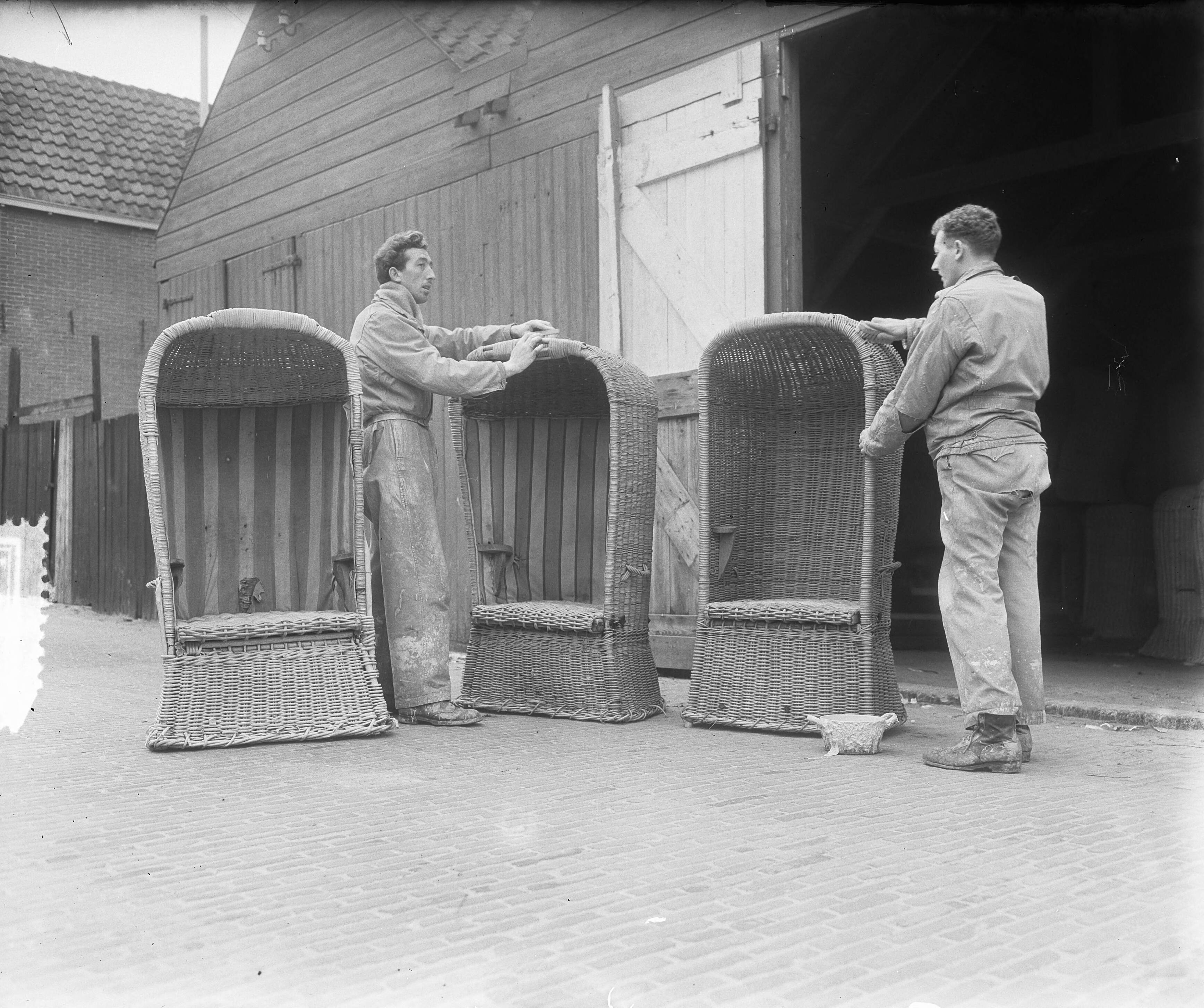 Fotocollectie Anefo — Schoonmaken badstoelen te Zandvoort — Foto: Pot, Harry / Anefo. Licentie: Set B: Rechtenvrij / Publiek Domein. Bron: Nationaal Archief. http://hdl.handle.net/10648/a9057d9e-d0b4-102d-bcf8-003048976d84