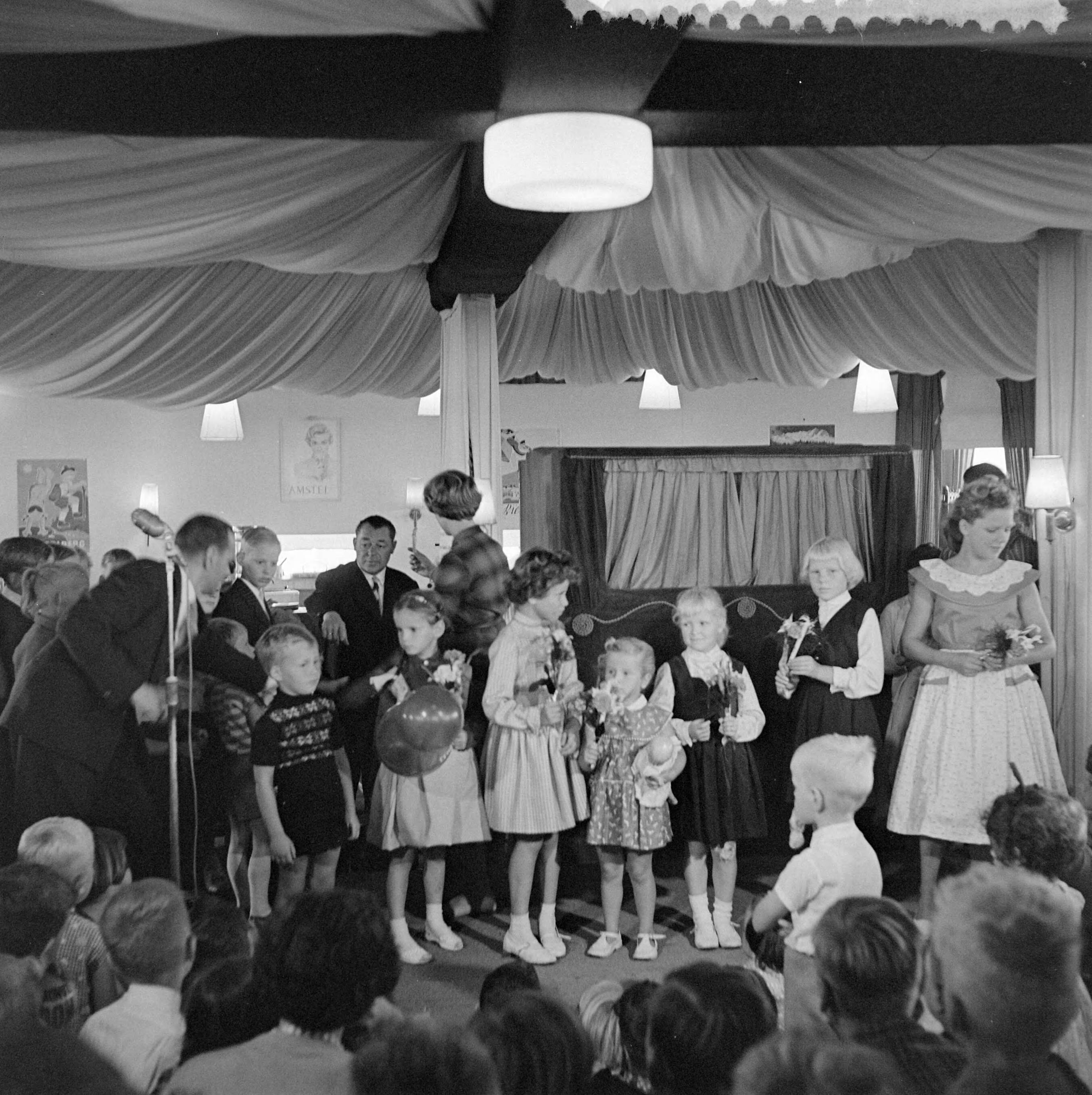Fotocollectie Anefo — Kindermodeshow Fa. Nooy Zandvoort — Foto: Pot, Harry / Anefo. Licentie: Set B: Rechtenvrij / Publiek Domein. Bron: Nationaal Archief. http://hdl.handle.net/10648/a9675686-d0b4-102d-bcf8-003048976d84