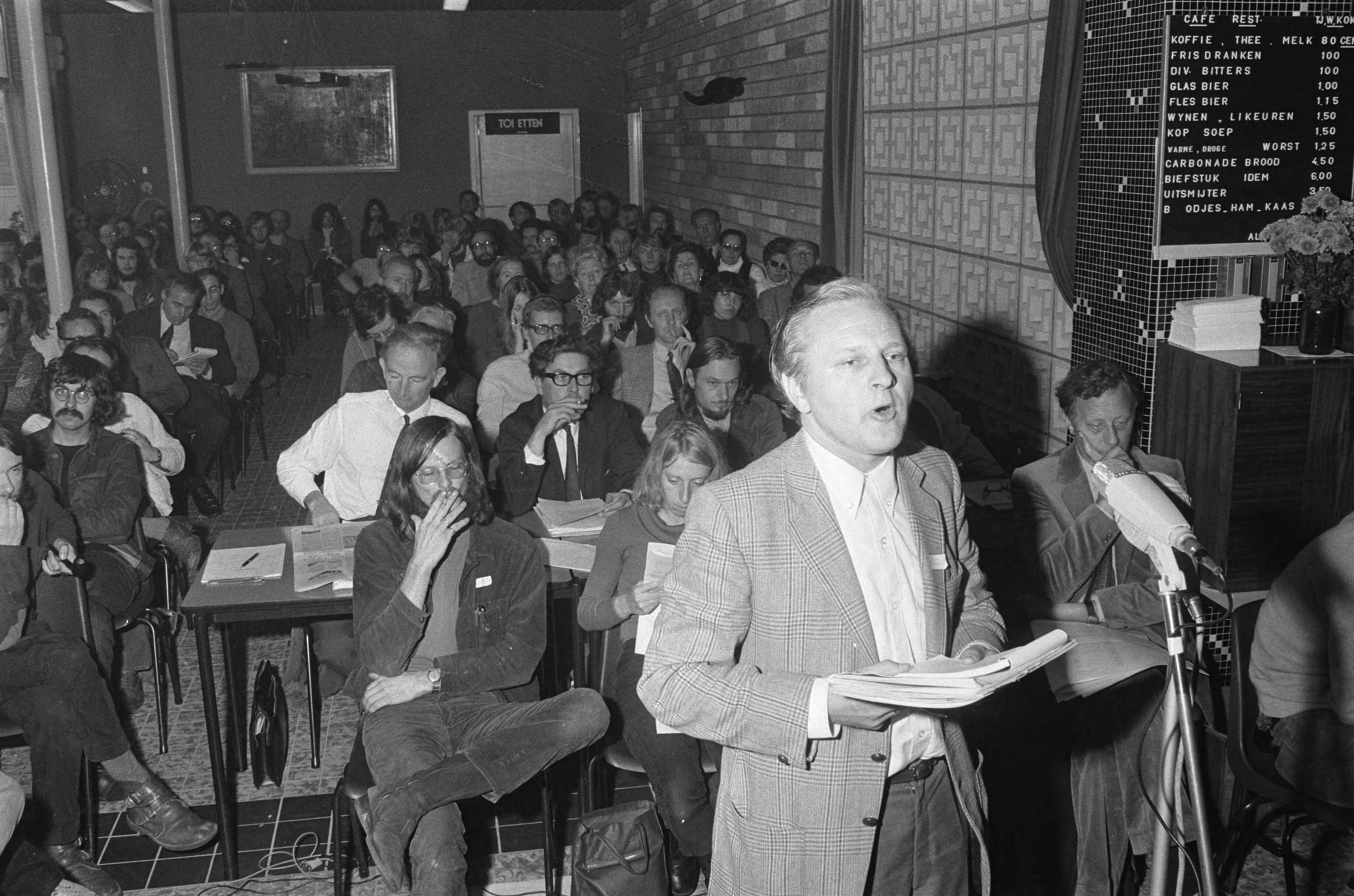 Fotocollectie Anefo — PSP Congres Groningen, Wim de Wolf (r) aan het woord — Foto: Peters, Hans / Anefo. Licentie: Set B: Rechtenvrij / Publiek Domein. Bron: Nationaal Archief. http://hdl.handle.net/10648/abd434f2-d0b4-102d-bcf8-003048976d84