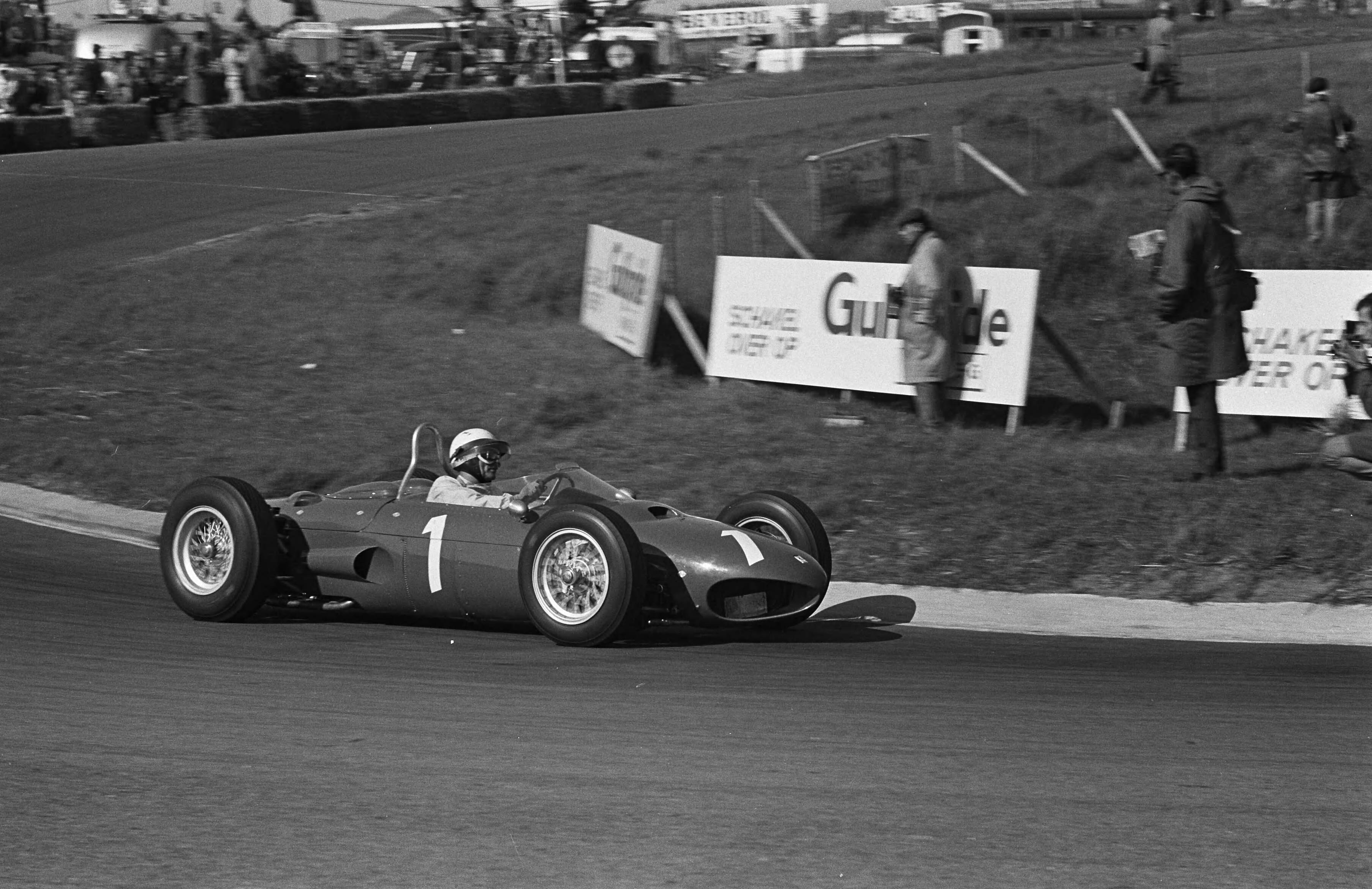 Grand Prix Zandvoort 1962 — Grand Prix te Zandvoort. Phil Hill (1, Ferrari) — Foto: Bilsen, Joop van / Anefo. Licentie: Set B: Rechtenvrij / Publiek Domein. Bron: Nationaal Archief. http://hdl.handle.net/10648/aa0961f6-d0b4-102d-bcf8-003048976d84