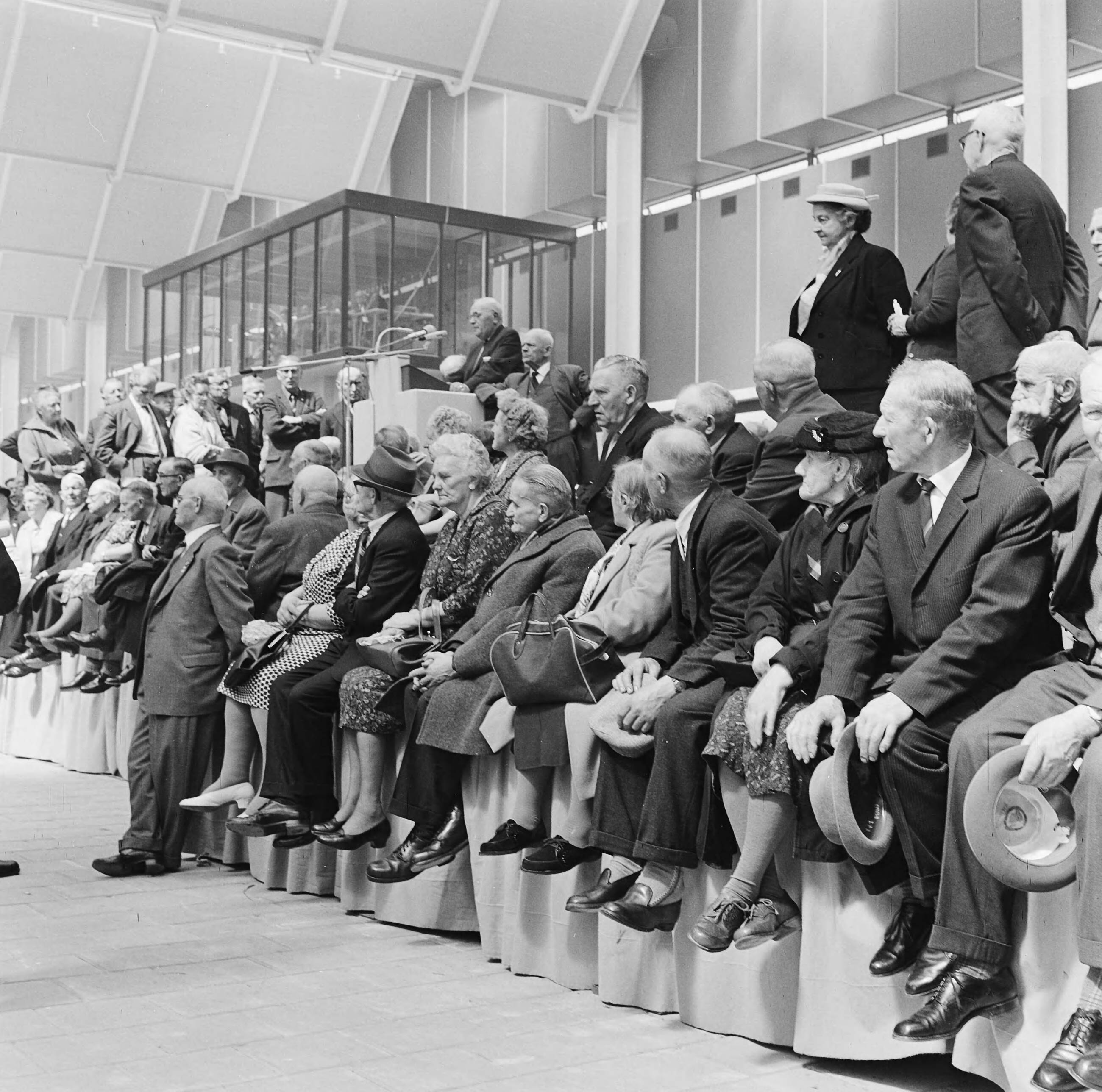 Fotocollectie Anefo — 20.000 bejaarden demonstreren voor meer AOW in Irenehal te Utrecht, overzicht — Foto: Koch, Eric / Anefo. Licentie: Set B: Rechtenvrij / Publiek Domein. Bron: Nationaal Archief. http://hdl.handle.net/10648/aa685b2a-d0b4-102d-bcf8-003048976d84