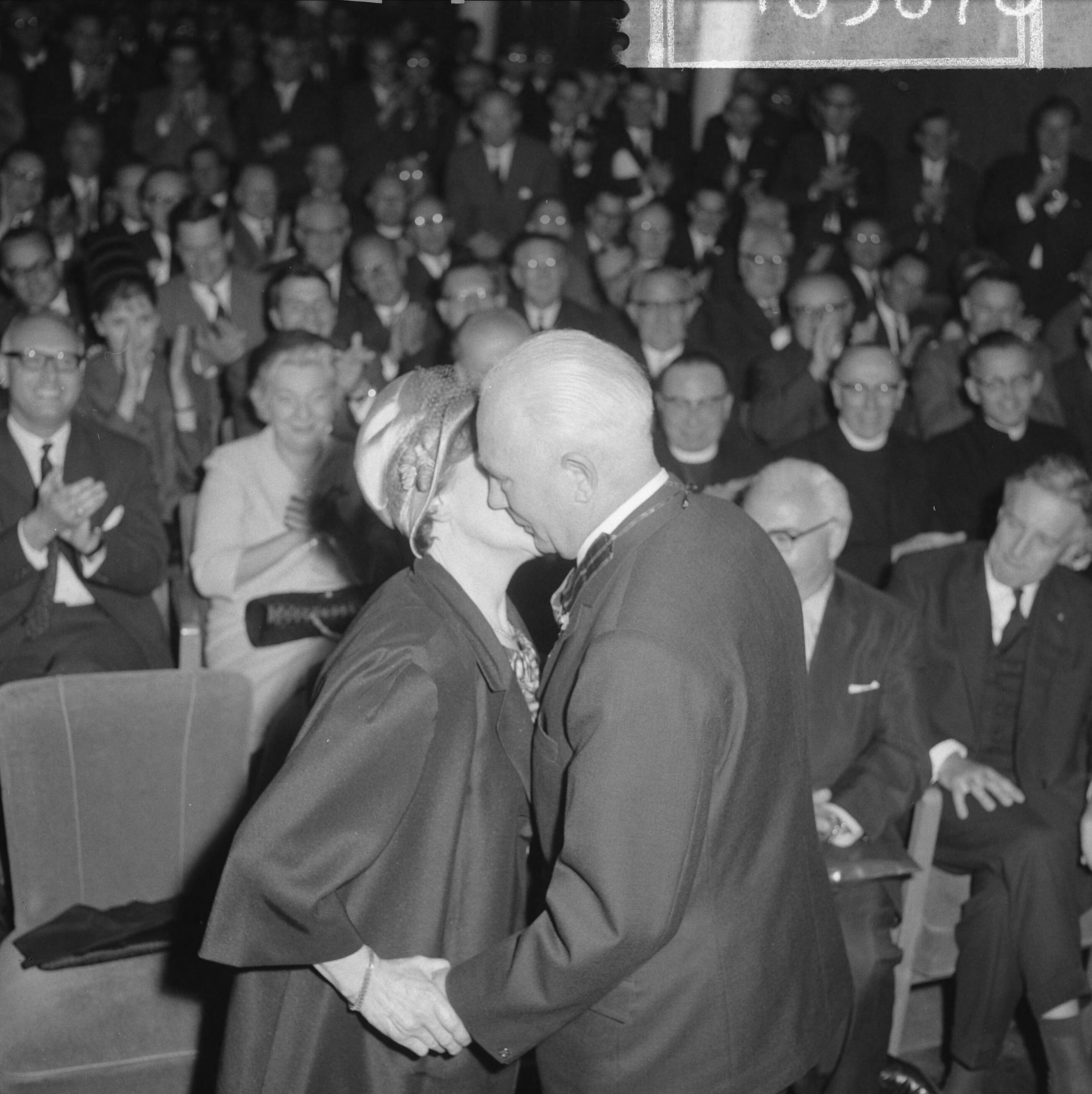Fotocollectie Anefo — De voormalige voorzitter van het NKV [K.A.B.], J.A. Middelhuis, heeft afscheid genomen tijdens een receptie in de Utrechtse Stadsschouwburg. De heer en mevrouw Middelhuis kussen elkaar — Foto: Gelderen, Hugo van / Anefo. Licentie: Set B: Rechtenvrij / Publiek Domein. Bron: Nationaal Archief. http://hdl.handle.net/10648/aa6df6b6-d0b4-102d-bcf8-003048976d84