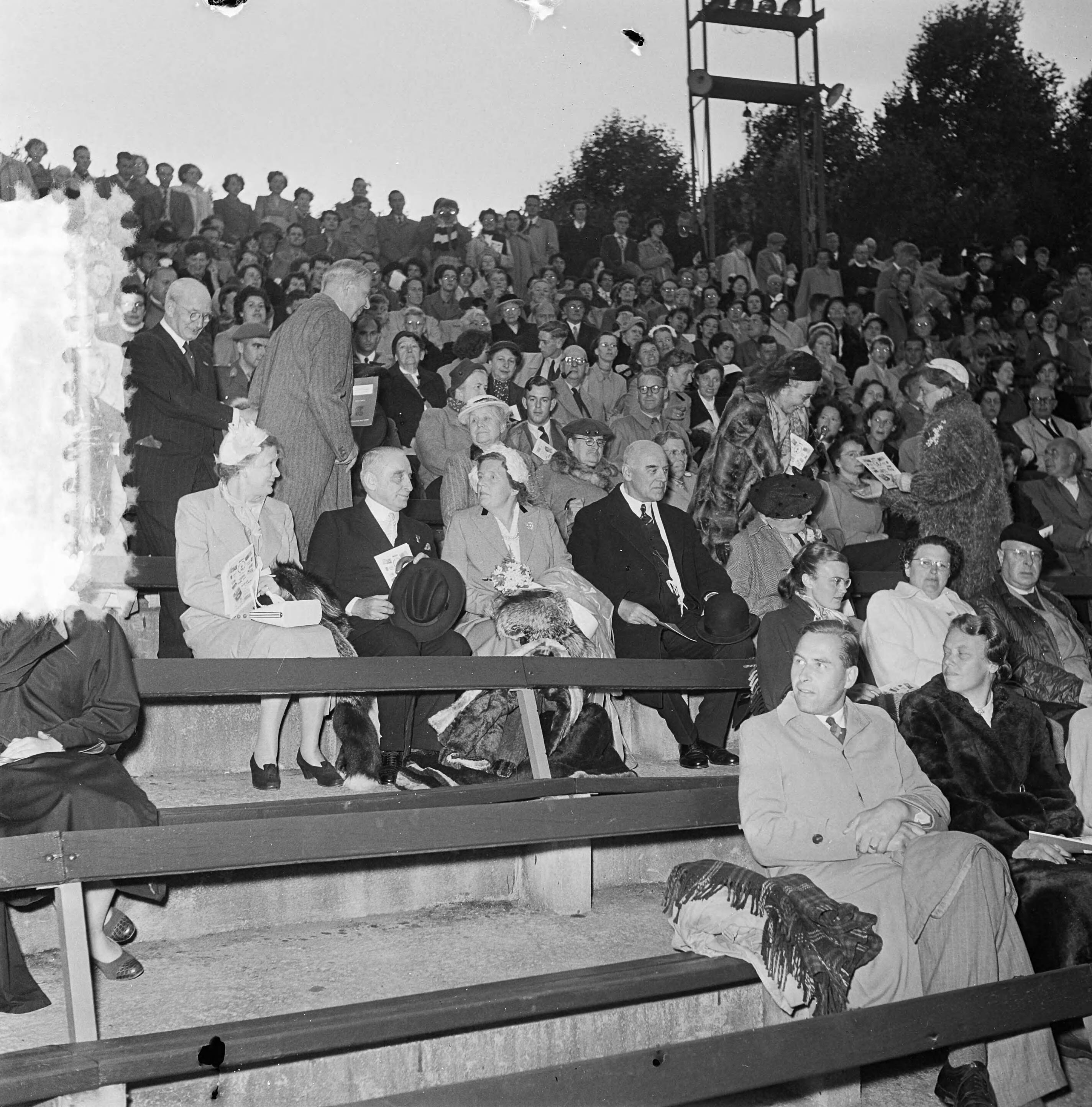 Fotocollectie Anefo — Bezoek van koningin Juliana aan het openluchttheater Bloemendaal voor een voorstelling van het Nationaal Danstheater van Griekenland — Foto: Noske, J.D. / Anefo. Licentie: Set B: Rechtenvrij / Publiek Domein. Bron: Nationaal Archief. http://hdl.handle.net/10648/a90f2204-d0b4-102d-bcf8-003048976d84