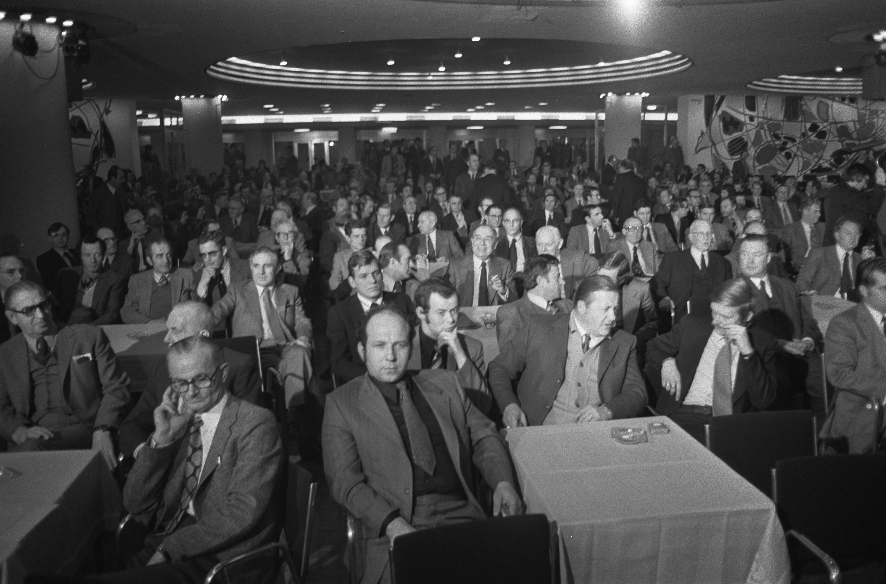 Vergadering van BOVAG-leden in het Nederlands Congrescentrum te Den Haag — BOVAG|Den Haag|Zuid-Holland|vergaderingen |belangenorganisaties|Nederlands Congrescentrum — Foto: Fotograaf Onbekend / Anefo. Licentie: Set B: Rechtenvrij / Publiek Domein. Bron: Nationaal Archief. http://hdl.handle.net/10648/ac41cd96-d0b4-102d-bcf8-003048976d84