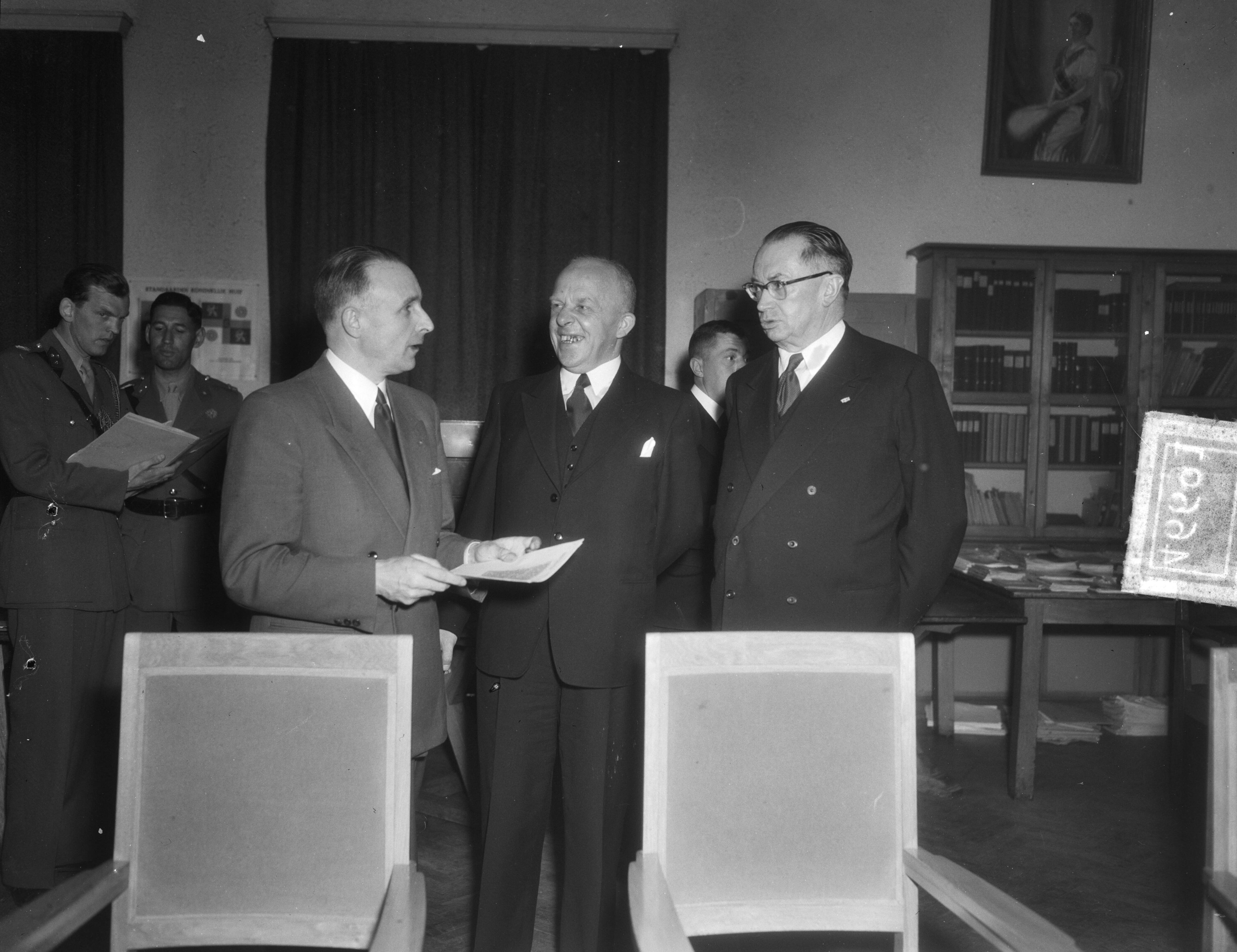 Fotocollectie Anefo — Gecombineerde vergadering over miltaire samenwerking Benelux-landen in Den Haag. Vlnr. de gezant van Luxemburg A. Collaert, minister C. Staf en de Belgische minister van Landsverdediging, kolonel De Greef — Foto: Duinen, G.W. van / Anefo. Licentie: Set B: Rechtenvrij / Publiek Domein. Bron: Nationaal Archief. http://hdl.handle.net/10648/a8eca1e8-d0b4-102d-bcf8-003048976d84