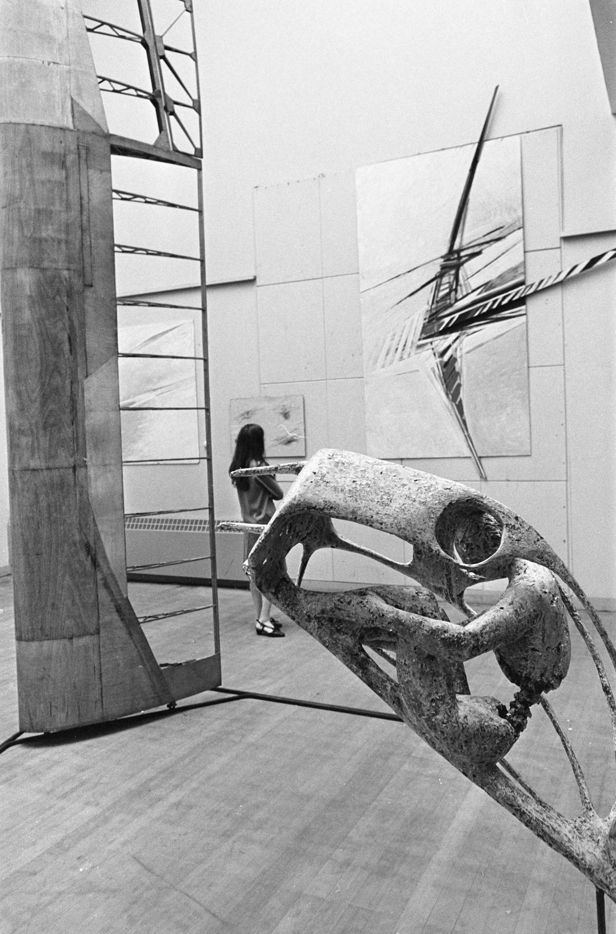 Fotocollectie Anefo — Tentoonstelling Zwevende kunst in academie voor beelden kunst in Den Haag — Foto: Kroon, Ron / Anefo. Licentie: Set B: Rechtenvrij / Publiek Domein. Bron: Nationaal Archief. http://hdl.handle.net/10648/ab11fce8-d0b4-102d-bcf8-003048976d84