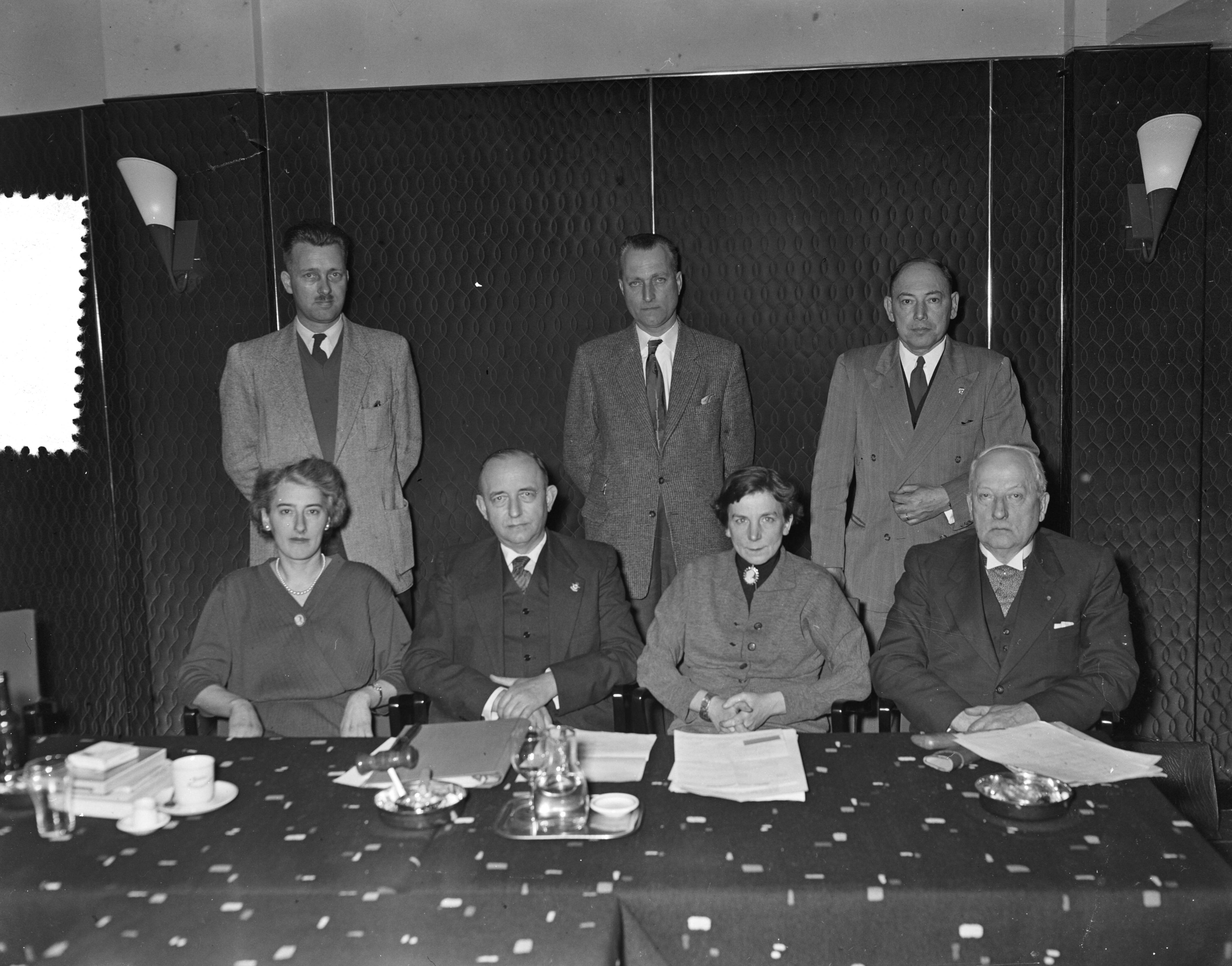 Fotocollectie Anefo — Oprichting Nationaal Contactcomité Jungschläger te Utrecht [zittend vlnr. mevr. J.C. Slaap-Jans, E. Guillaume (voorzitter), mevr. E.M.C. Oomens-De Haas, J.W. Mols. Staand vlnr. mr. T.Q. Dekker, AA.Ch. Bakker en majoor b.d. J.E. van Buuren] — Foto: Noske, J.D. / Anefo. Licentie: Set B: Rechtenvrij / Publiek Domein. Bron: Nationaal Archief. http://hdl.handle.net/10648/a9457d9a-d0b4-102d-bcf8-003048976d84