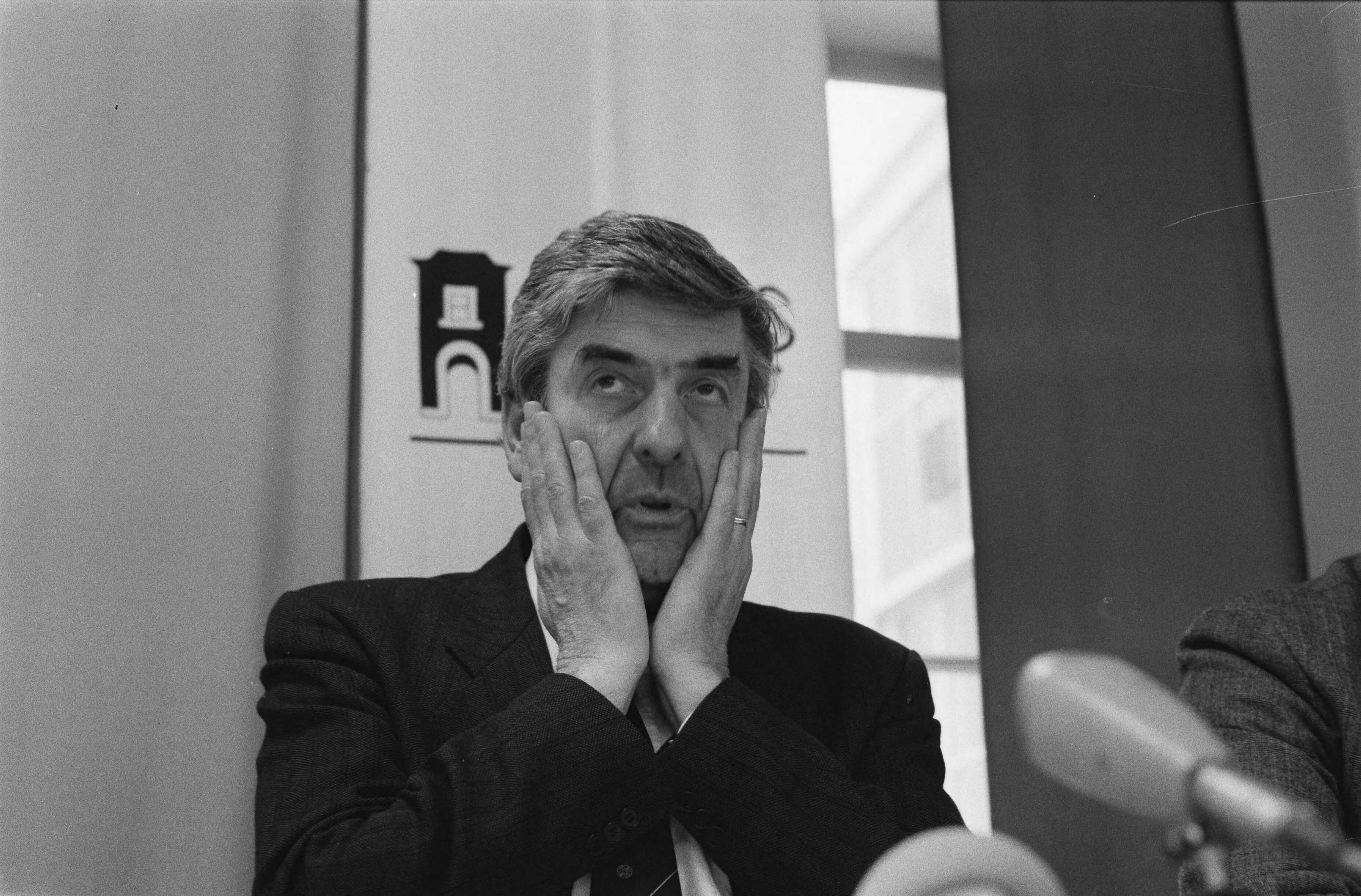 Na kabinetsberaad over het milieubeleidsplan geeft premier Lubbers een persconferentie — Lubbers, Ruud|Den Haag|Zuid-Holland|politiek |persconferenties |premiers |beleidsplannen — Foto: Bogaerts, Rob / Anefo. Licentie: Set B: Rechtenvrij / Publiek Domein. Bron: Nationaal Archief. http://hdl.handle.net/10648/ad727cd8-d0b4-102d-bcf8-003048976d84